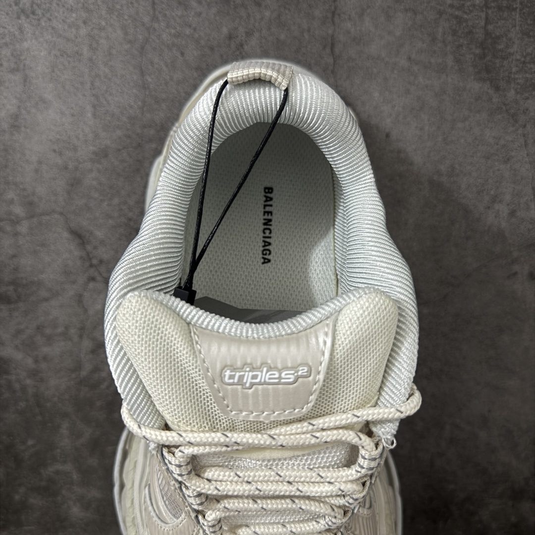 图片[8]-【GO版本】Balenciaga巴黎世家 Triple S .2 厚底系带 低帮 老爹鞋 Balenciaga是由被誉为代表二十世纪的伟大天才设计师 CristobalBalenciaga 创立的，在品牌创立的大半个世纪以来，巴黎世家一直以时尚、典雅闻名于时装界，它的主题产品有女士和男士提包、机车包、鞋子和时装，在15年王大仁卸任品牌设计师后，品牌的风格发生了翻天覆地的变化，凭借着人气超高的街头风T恤、老爹鞋等迅速霸屏各大时装周和时尚圈 尺码：35 36 37 38 39 40 41 42 43 44 45 46-选品中心