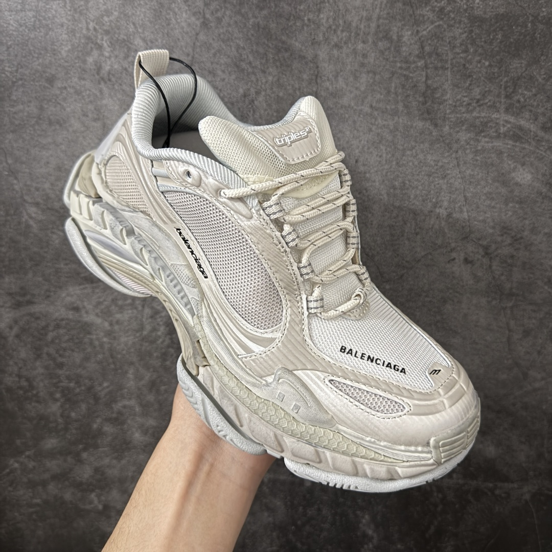 图片[3]-【GO版本】Balenciaga巴黎世家 Triple S .2 厚底系带 低帮 老爹鞋 Balenciaga是由被誉为代表二十世纪的伟大天才设计师 CristobalBalenciaga 创立的，在品牌创立的大半个世纪以来，巴黎世家一直以时尚、典雅闻名于时装界，它的主题产品有女士和男士提包、机车包、鞋子和时装，在15年王大仁卸任品牌设计师后，品牌的风格发生了翻天覆地的变化，凭借着人气超高的街头风T恤、老爹鞋等迅速霸屏各大时装周和时尚圈 尺码：35 36 37 38 39 40 41 42 43 44 45 46-选品中心
