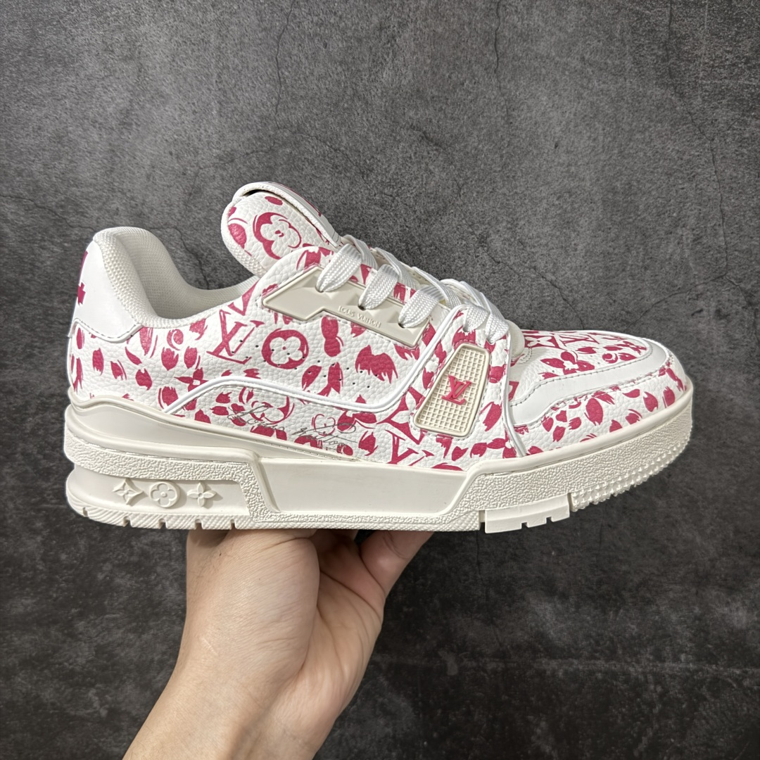【莞产纯原版】LV Trainer系列高奢运动鞋 新款芯片顶级 潮人必备单品 同步ZP官网空胶工艺 鞋舌、挂饰均镶嵌NFC芯片感应装置 正确胶片断点式设计 中底正确还原原版油印字母比例 1：1原楦格板、楦头、刀磨全新升级！ 独家订制顶级压纹麂皮 原版开模TPU大底 质感原版一致 垫脚聚米微料加透气英伦网布 披靡市场任何版本！细节完美呈现！ 代购指定版本 全新升级最新双盒包装 扫码秒进官网！ 全套包装配件同比原版 尺码： 35-40-选品中心