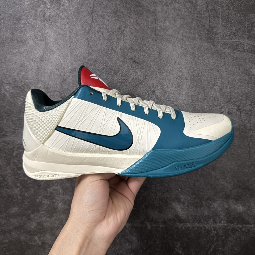 【S2纯原】Caitlin Clark x NK Zoom Kobe ZK5 科比5代 克拉克联名 米白蓝 IZ1852-100 Zoom Turbo气垫➕后掌EVA缓震 实战配置直接拉满 原楦纸板开发 鞋身流线型、后跟塑形 区分土肥圆 原档数据3D打印 鞋面细节匹配原版 全身鞋材卡料色独家定制 唯一正确喷漆SWOOSH NK专利Flyknit飞线科技，给予鞋身足够抗扭矩力 真实底模最大48.5 实战利器 专供海外市场 尺码：40 40.5 41 42 42.5 43 44 44.5 45 46 47.5 48.5 （脚宽、脚胖 建议买大半码）-选品中心