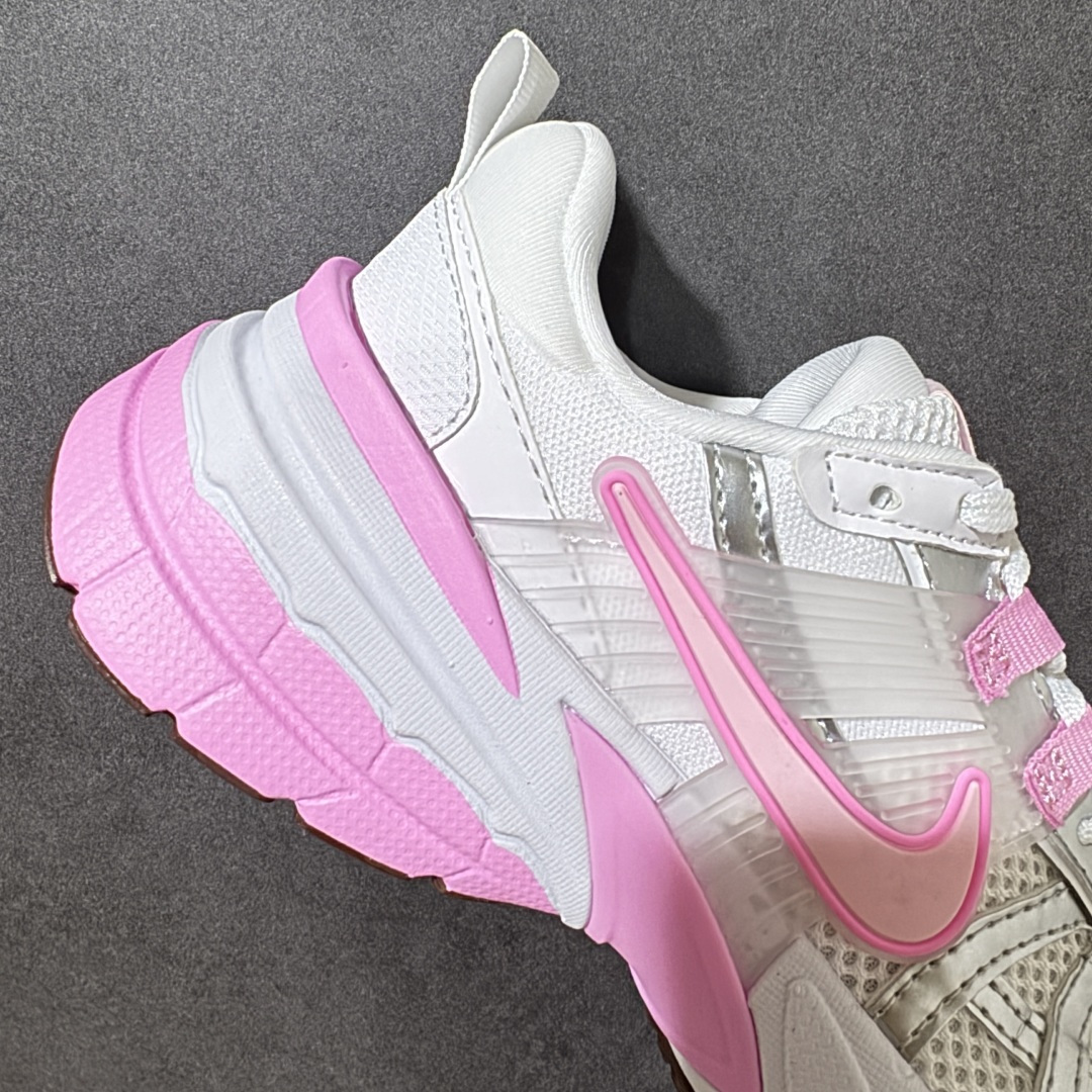 图片[7]-【公司级】Nike V2K Run 复古单品 复古老爹鞋跑步鞋 鞋款被命名为 Runtekk 设计上借鉴了 2000 年的跑鞋风格 配色上以金属银为主调 简练又有复古运动气质 材质上使用大面积网眼、皮革、1TPU 组成 支撑和透气性肯定不错 中底处由 Cushlon 泡绵打造 保证在压马路时可以提供优秀脚感 并通过一手做旧氧化效果突出复古感 中底造型很容易让大家联想到巴黎世家3XL 增高效果同样不能忽视 货号：FD0736-117 尺码：35.5 36 36.5 37.5 38 38.5 39 40 40.5 41 编码：WEB240250-选品中心