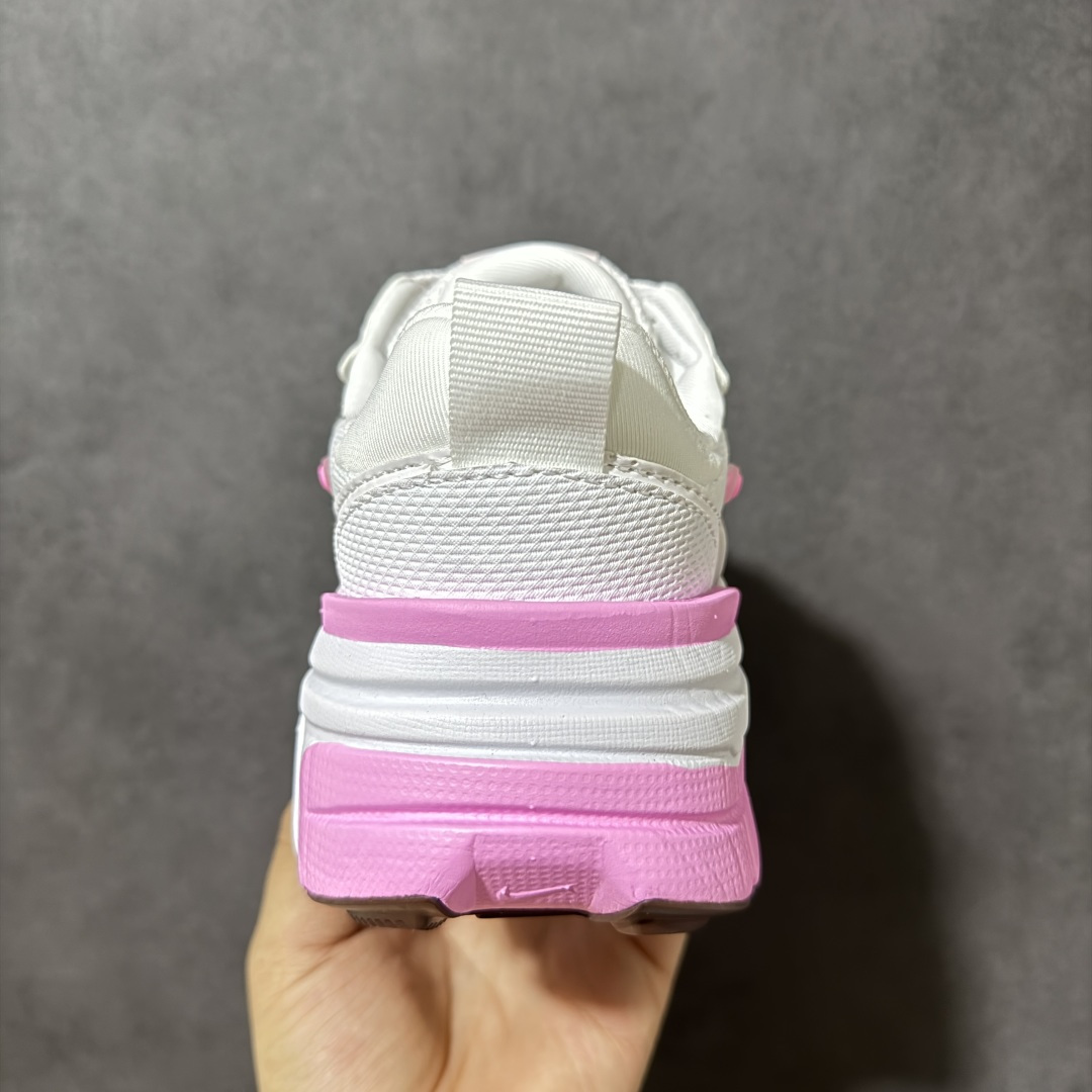 图片[4]-【公司级】Nike V2K Run 复古单品 复古老爹鞋跑步鞋 鞋款被命名为 Runtekk 设计上借鉴了 2000 年的跑鞋风格 配色上以金属银为主调 简练又有复古运动气质 材质上使用大面积网眼、皮革、1TPU 组成 支撑和透气性肯定不错 中底处由 Cushlon 泡绵打造 保证在压马路时可以提供优秀脚感 并通过一手做旧氧化效果突出复古感 中底造型很容易让大家联想到巴黎世家3XL 增高效果同样不能忽视 货号：FD0736-117 尺码：35.5 36 36.5 37.5 38 38.5 39 40 40.5 41 编码：WEB240250-选品中心