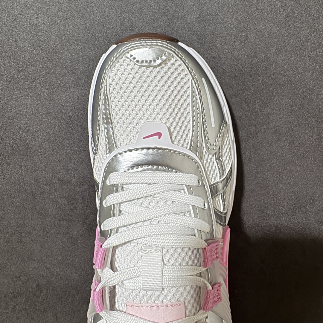 图片[5]-【公司级】Nike V2K Run 复古单品 复古老爹鞋跑步鞋 鞋款被命名为 Runtekk 设计上借鉴了 2000 年的跑鞋风格 配色上以金属银为主调 简练又有复古运动气质 材质上使用大面积网眼、皮革、1TPU 组成 支撑和透气性肯定不错 中底处由 Cushlon 泡绵打造 保证在压马路时可以提供优秀脚感 并通过一手做旧氧化效果突出复古感 中底造型很容易让大家联想到巴黎世家3XL 增高效果同样不能忽视 货号：FD0736-117 尺码：35.5 36 36.5 37.5 38 38.5 39 40 40.5 41 编码：WEB240250-选品中心