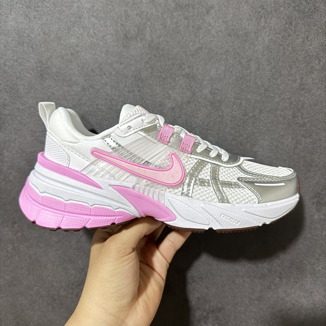 【公司级】Nike V2K Run 复古单品 复古老爹鞋跑步鞋 鞋款被命名为 Runtekk 设计上借鉴了 2000 年的跑鞋风格 配色上以金属银为主调 简练又有复古运动气质 材质上使用大面积网眼、皮革、1TPU 组成 支撑和透气性肯定不错 中底处由 Cushlon 泡绵打造 保证在压马路时可以提供优秀脚感 并通过一手做旧氧化效果突出复古感 中底造型很容易让大家联想到巴黎世家3XL 增高效果同样不能忽视 货号：FD0736-117 尺码：35.5 36 36.5 37.5 38 38.5 39 40 40.5 41 编码：WEB240250-选品中心