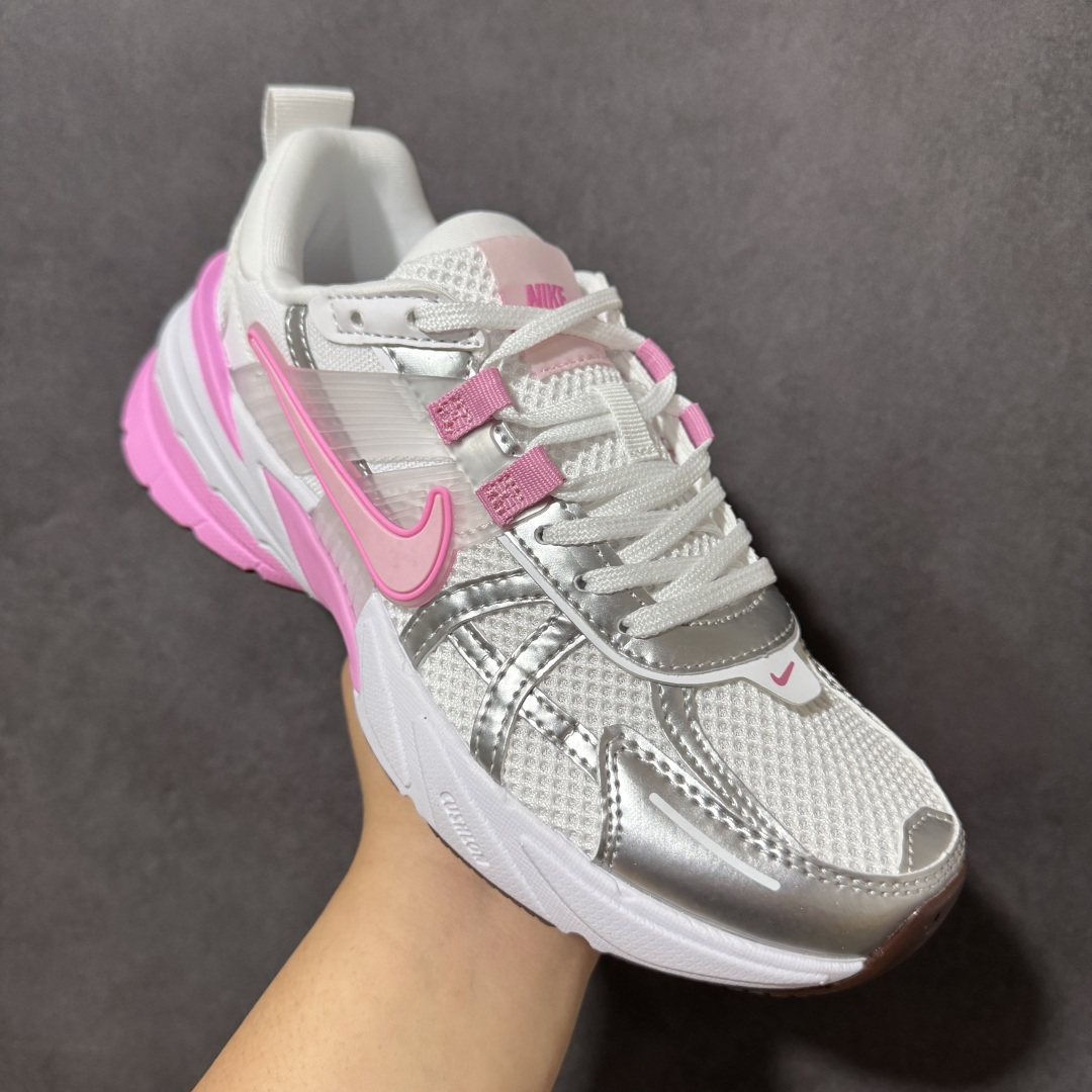 图片[3]-【公司级】Nike V2K Run 复古单品 复古老爹鞋跑步鞋 鞋款被命名为 Runtekk 设计上借鉴了 2000 年的跑鞋风格 配色上以金属银为主调 简练又有复古运动气质 材质上使用大面积网眼、皮革、1TPU 组成 支撑和透气性肯定不错 中底处由 Cushlon 泡绵打造 保证在压马路时可以提供优秀脚感 并通过一手做旧氧化效果突出复古感 中底造型很容易让大家联想到巴黎世家3XL 增高效果同样不能忽视 货号：FD0736-117 尺码：35.5 36 36.5 37.5 38 38.5 39 40 40.5 41 编码：WEB240250-选品中心
