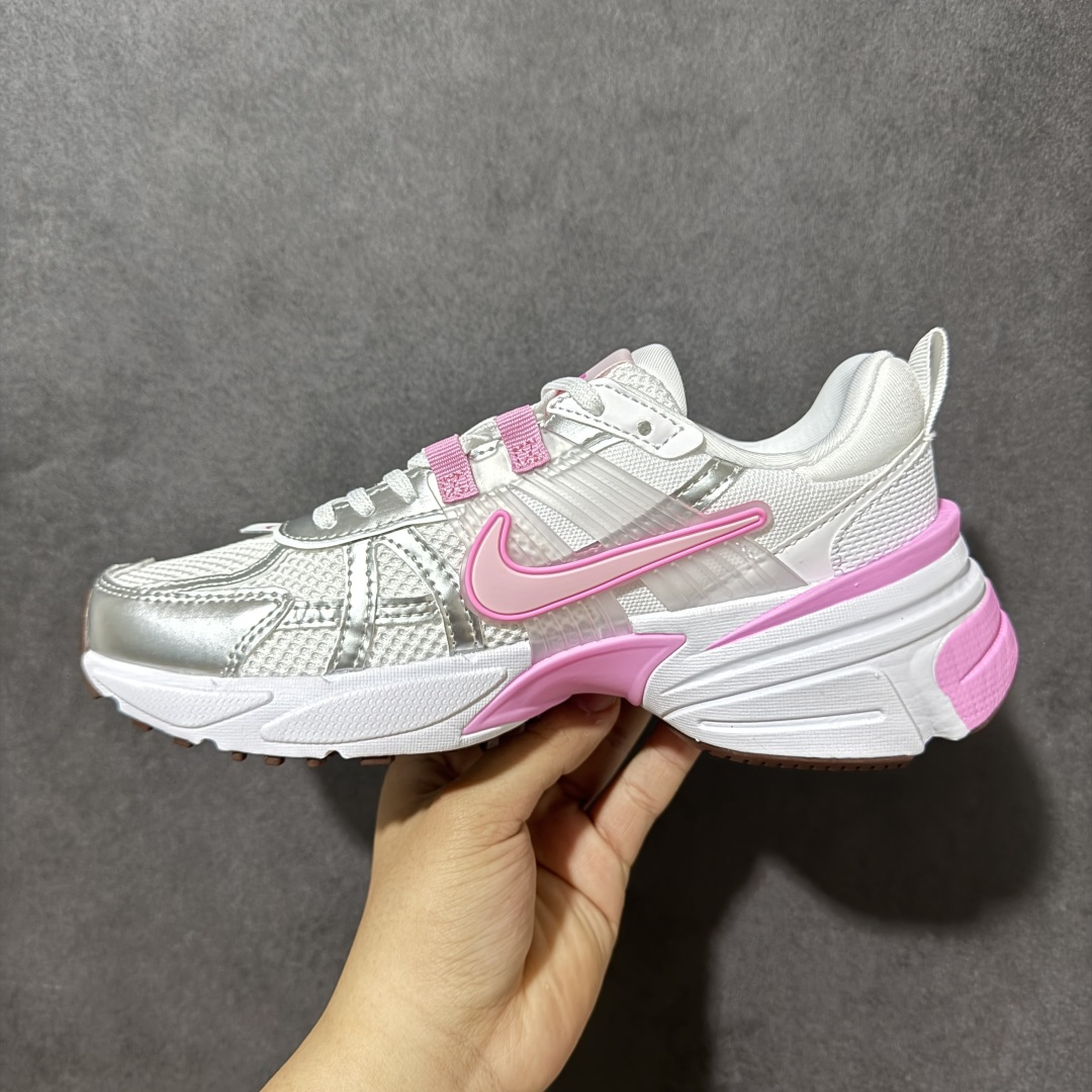 图片[2]-【公司级】Nike V2K Run 复古单品 复古老爹鞋跑步鞋 鞋款被命名为 Runtekk 设计上借鉴了 2000 年的跑鞋风格 配色上以金属银为主调 简练又有复古运动气质 材质上使用大面积网眼、皮革、1TPU 组成 支撑和透气性肯定不错 中底处由 Cushlon 泡绵打造 保证在压马路时可以提供优秀脚感 并通过一手做旧氧化效果突出复古感 中底造型很容易让大家联想到巴黎世家3XL 增高效果同样不能忽视 货号：FD0736-117 尺码：35.5 36 36.5 37.5 38 38.5 39 40 40.5 41 编码：WEB240250-选品中心