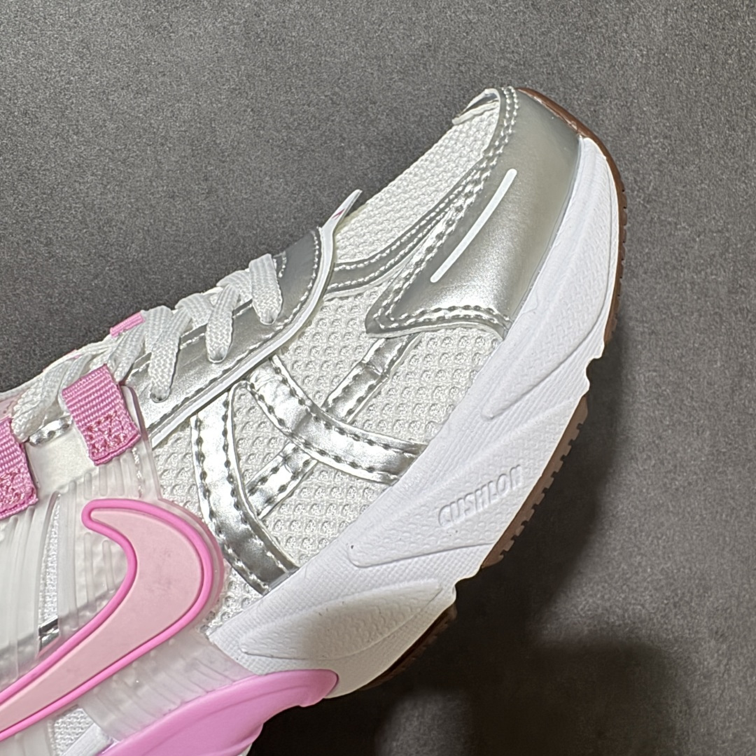 图片[8]-【公司级】Nike V2K Run 复古单品 复古老爹鞋跑步鞋 鞋款被命名为 Runtekk 设计上借鉴了 2000 年的跑鞋风格 配色上以金属银为主调 简练又有复古运动气质 材质上使用大面积网眼、皮革、1TPU 组成 支撑和透气性肯定不错 中底处由 Cushlon 泡绵打造 保证在压马路时可以提供优秀脚感 并通过一手做旧氧化效果突出复古感 中底造型很容易让大家联想到巴黎世家3XL 增高效果同样不能忽视 货号：FD0736-117 尺码：35.5 36 36.5 37.5 38 38.5 39 40 40.5 41 编码：WEB240250-选品中心