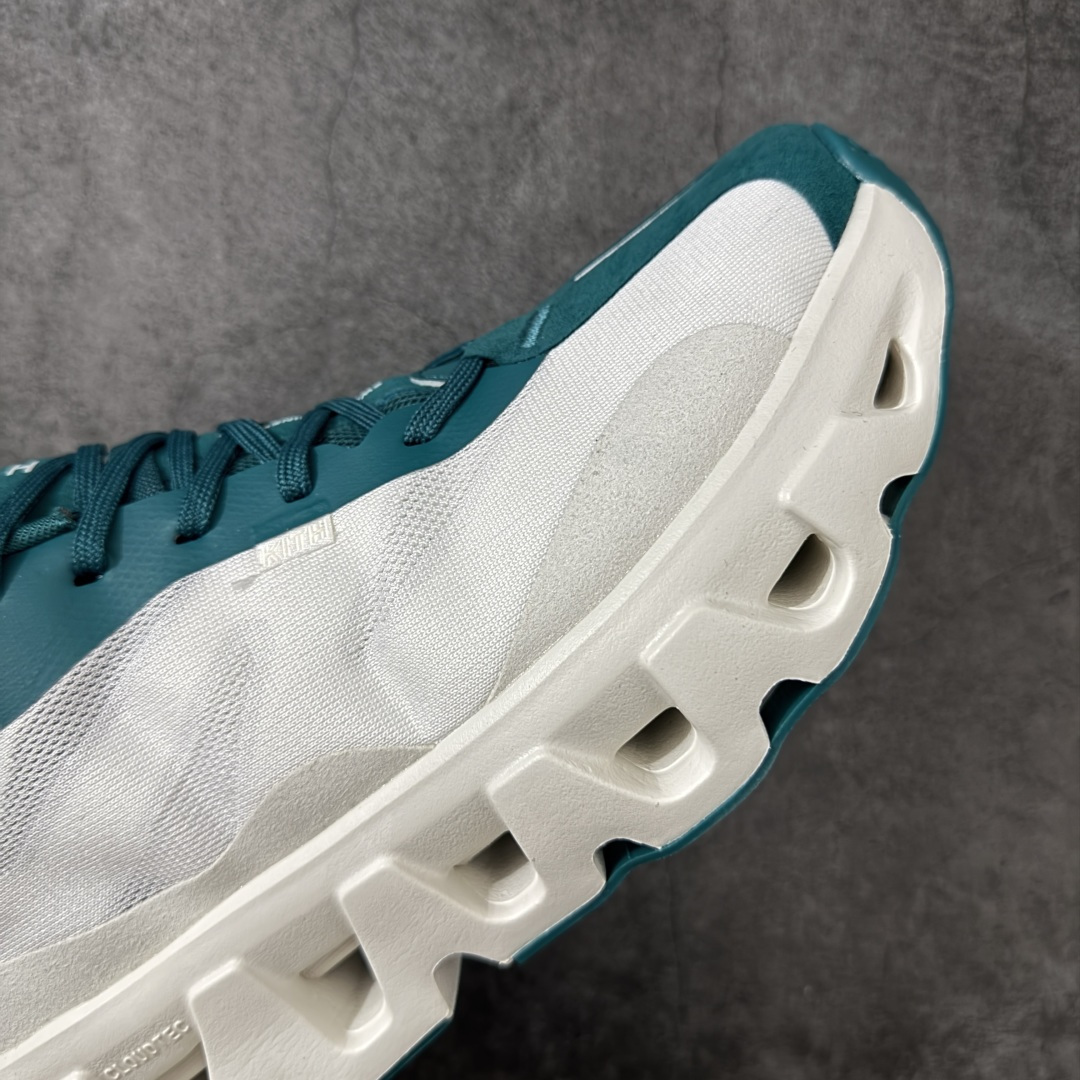 图片[6]-【OG纯原】KITH x ON 昂跑联名 Cloudswift K-Tech 1 系列 3MG10775560 低帮休闲跑步鞋 大厂出品 原版有1比1打造 配件齐全 外贸专供 尺码最大做到46码 市面最高还原度版本 打造最强品质 没有之一 全新开发的鞋面结构，用高透气网布拼了大面积的合成麂皮。这种材质碰撞脱离了普通跑鞋的塑料感，更有时装质感；搭载了On的CloudTec缓震科技和Helion超级泡棉，全新的Cloudswift鞋底结构，脚感和支撑性都拉满，外底还直接刻上了Kith的字母组合，彰显联名身份；翻开鞋底，是定制的Kith Monogram老花外底，既保留了On的专业感，又带点Kith标志性的精致灰调。 尺码：36 36.5 37.5 38 38.5 39 40 40.5 41 42 42.5 43 44 44.5 45 46-选品中心