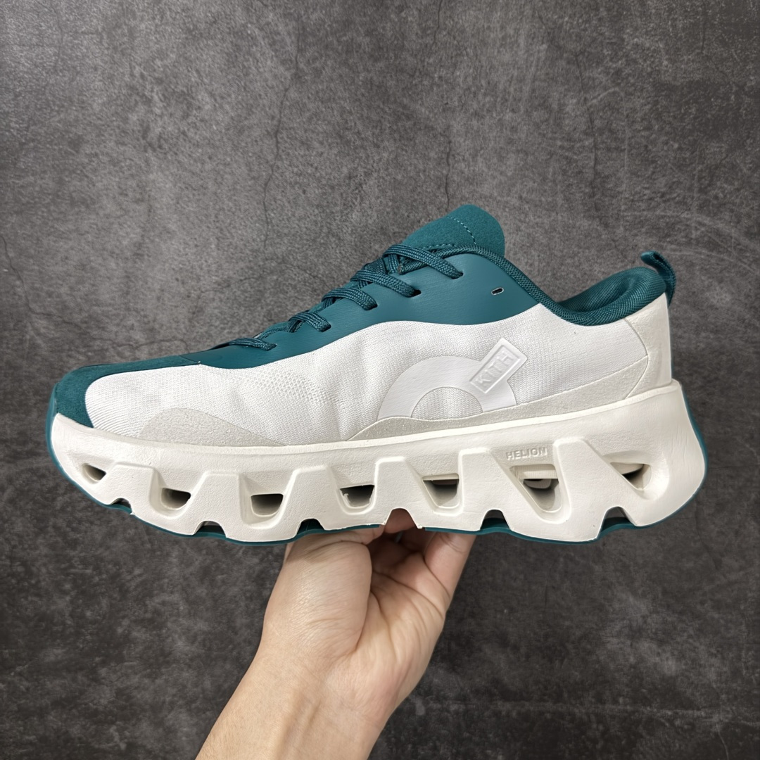 图片[2]-【OG纯原】KITH x ON 昂跑联名 Cloudswift K-Tech 1 系列 3MG10775560 低帮休闲跑步鞋 大厂出品 原版有1比1打造 配件齐全 外贸专供 尺码最大做到46码 市面最高还原度版本 打造最强品质 没有之一 全新开发的鞋面结构，用高透气网布拼了大面积的合成麂皮。这种材质碰撞脱离了普通跑鞋的塑料感，更有时装质感；搭载了On的CloudTec缓震科技和Helion超级泡棉，全新的Cloudswift鞋底结构，脚感和支撑性都拉满，外底还直接刻上了Kith的字母组合，彰显联名身份；翻开鞋底，是定制的Kith Monogram老花外底，既保留了On的专业感，又带点Kith标志性的精致灰调。 尺码：36 36.5 37.5 38 38.5 39 40 40.5 41 42 42.5 43 44 44.5 45 46-选品中心