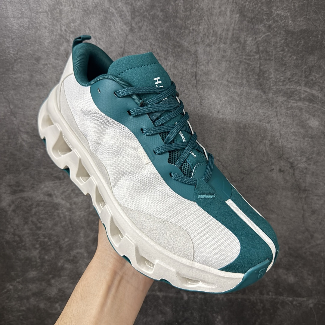 图片[3]-【OG纯原】KITH x ON 昂跑联名 Cloudswift K-Tech 1 系列 3MG10775560 低帮休闲跑步鞋 大厂出品 原版有1比1打造 配件齐全 外贸专供 尺码最大做到46码 市面最高还原度版本 打造最强品质 没有之一 全新开发的鞋面结构，用高透气网布拼了大面积的合成麂皮。这种材质碰撞脱离了普通跑鞋的塑料感，更有时装质感；搭载了On的CloudTec缓震科技和Helion超级泡棉，全新的Cloudswift鞋底结构，脚感和支撑性都拉满，外底还直接刻上了Kith的字母组合，彰显联名身份；翻开鞋底，是定制的Kith Monogram老花外底，既保留了On的专业感，又带点Kith标志性的精致灰调。 尺码：36 36.5 37.5 38 38.5 39 40 40.5 41 42 42.5 43 44 44.5 45 46-选品中心