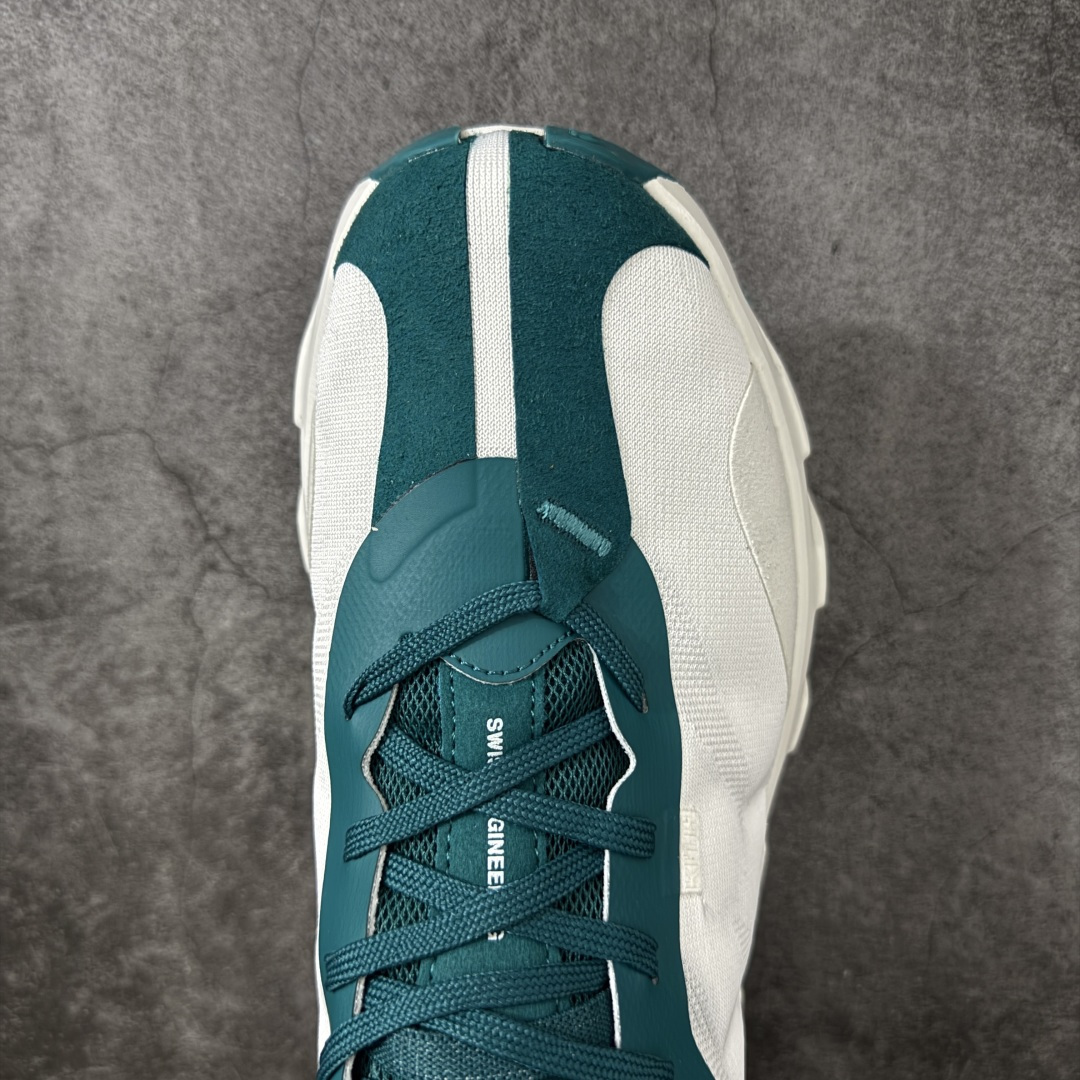 图片[5]-【OG纯原】KITH x ON 昂跑联名 Cloudswift K-Tech 1 系列 3MG10775560 低帮休闲跑步鞋 大厂出品 原版有1比1打造 配件齐全 外贸专供 尺码最大做到46码 市面最高还原度版本 打造最强品质 没有之一 全新开发的鞋面结构，用高透气网布拼了大面积的合成麂皮。这种材质碰撞脱离了普通跑鞋的塑料感，更有时装质感；搭载了On的CloudTec缓震科技和Helion超级泡棉，全新的Cloudswift鞋底结构，脚感和支撑性都拉满，外底还直接刻上了Kith的字母组合，彰显联名身份；翻开鞋底，是定制的Kith Monogram老花外底，既保留了On的专业感，又带点Kith标志性的精致灰调。 尺码：36 36.5 37.5 38 38.5 39 40 40.5 41 42 42.5 43 44 44.5 45 46-选品中心
