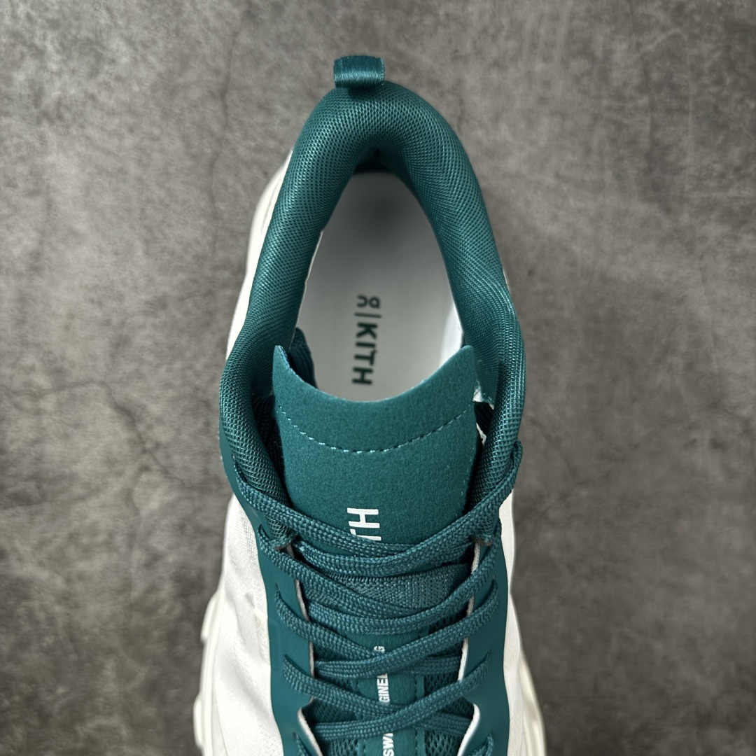 图片[8]-【OG纯原】KITH x ON 昂跑联名 Cloudswift K-Tech 1 系列 3MG10775560 低帮休闲跑步鞋 大厂出品 原版有1比1打造 配件齐全 外贸专供 尺码最大做到46码 市面最高还原度版本 打造最强品质 没有之一 全新开发的鞋面结构，用高透气网布拼了大面积的合成麂皮。这种材质碰撞脱离了普通跑鞋的塑料感，更有时装质感；搭载了On的CloudTec缓震科技和Helion超级泡棉，全新的Cloudswift鞋底结构，脚感和支撑性都拉满，外底还直接刻上了Kith的字母组合，彰显联名身份；翻开鞋底，是定制的Kith Monogram老花外底，既保留了On的专业感，又带点Kith标志性的精致灰调。 尺码：36 36.5 37.5 38 38.5 39 40 40.5 41 42 42.5 43 44 44.5 45 46-选品中心