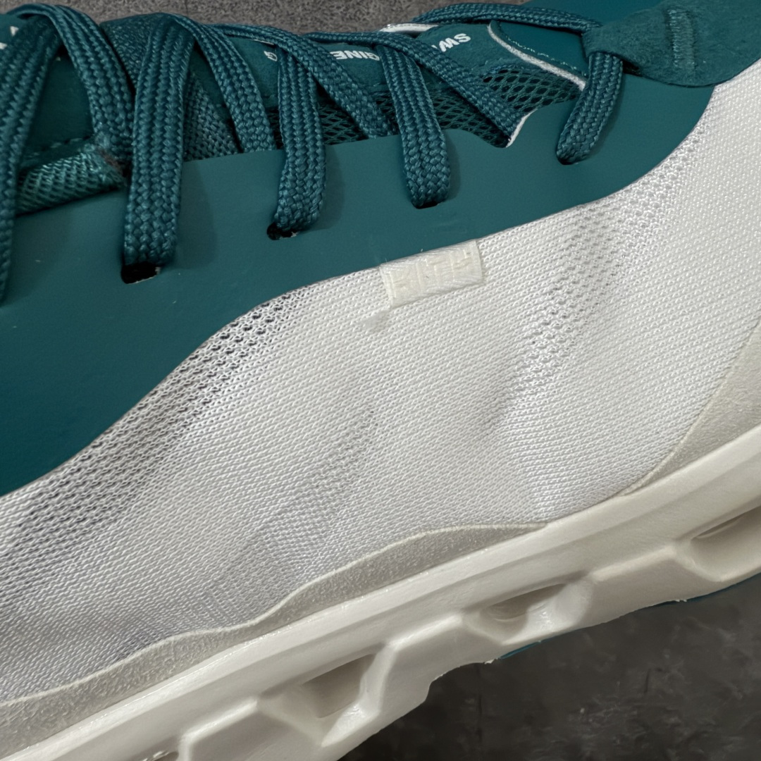 图片[4]-【OG纯原】KITH x ON 昂跑联名 Cloudswift K-Tech 1 系列 3MG10775560 低帮休闲跑步鞋 大厂出品 原版有1比1打造 配件齐全 外贸专供 尺码最大做到46码 市面最高还原度版本 打造最强品质 没有之一 全新开发的鞋面结构，用高透气网布拼了大面积的合成麂皮。这种材质碰撞脱离了普通跑鞋的塑料感，更有时装质感；搭载了On的CloudTec缓震科技和Helion超级泡棉，全新的Cloudswift鞋底结构，脚感和支撑性都拉满，外底还直接刻上了Kith的字母组合，彰显联名身份；翻开鞋底，是定制的Kith Monogram老花外底，既保留了On的专业感，又带点Kith标志性的精致灰调。 尺码：36 36.5 37.5 38 38.5 39 40 40.5 41 42 42.5 43 44 44.5 45 46-选品中心