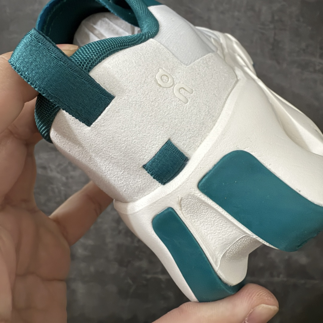 图片[2]-【OG纯原】KITH x ON 昂跑联名 Cloudswift K-Tech 1 系列 3MG10775560 低帮休闲跑步鞋 大厂出品 原版有1比1打造 配件齐全 外贸专供 尺码最大做到46码 市面最高还原度版本 打造最强品质 没有之一 全新开发的鞋面结构，用高透气网布拼了大面积的合成麂皮。这种材质碰撞脱离了普通跑鞋的塑料感，更有时装质感；搭载了On的CloudTec缓震科技和Helion超级泡棉，全新的Cloudswift鞋底结构，脚感和支撑性都拉满，外底还直接刻上了Kith的字母组合，彰显联名身份；翻开鞋底，是定制的Kith Monogram老花外底，既保留了On的专业感，又带点Kith标志性的精致灰调。 尺码：36 36.5 37.5 38 38.5 39 40 40.5 41 42 42.5 43 44 44.5 45 46-选品中心