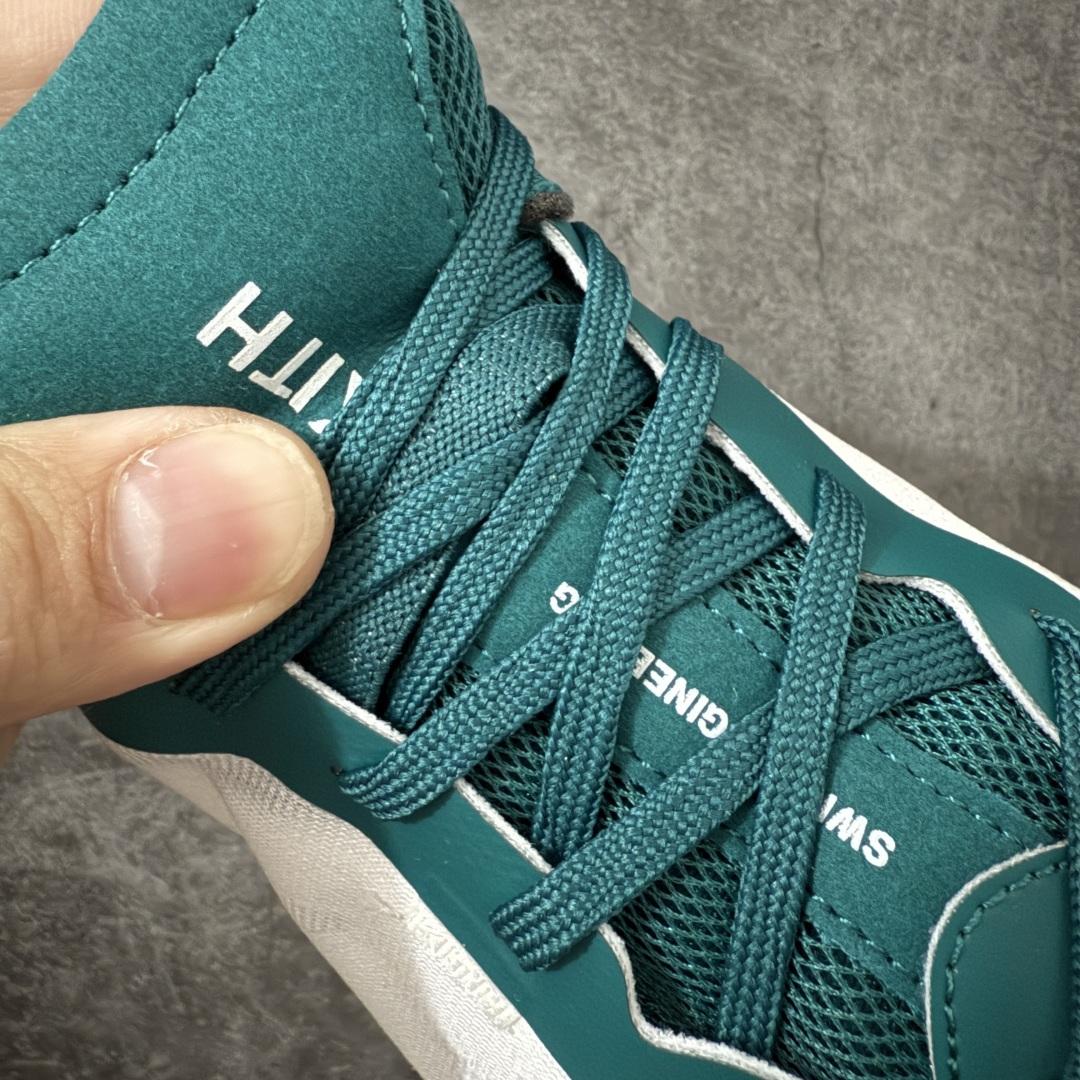 图片[6]-【OG纯原】KITH x ON 昂跑联名 Cloudswift K-Tech 1 系列 3MG10775560 低帮休闲跑步鞋 大厂出品 原版有1比1打造 配件齐全 外贸专供 尺码最大做到46码 市面最高还原度版本 打造最强品质 没有之一 全新开发的鞋面结构，用高透气网布拼了大面积的合成麂皮。这种材质碰撞脱离了普通跑鞋的塑料感，更有时装质感；搭载了On的CloudTec缓震科技和Helion超级泡棉，全新的Cloudswift鞋底结构，脚感和支撑性都拉满，外底还直接刻上了Kith的字母组合，彰显联名身份；翻开鞋底，是定制的Kith Monogram老花外底，既保留了On的专业感，又带点Kith标志性的精致灰调。 尺码：36 36.5 37.5 38 38.5 39 40 40.5 41 42 42.5 43 44 44.5 45 46-选品中心