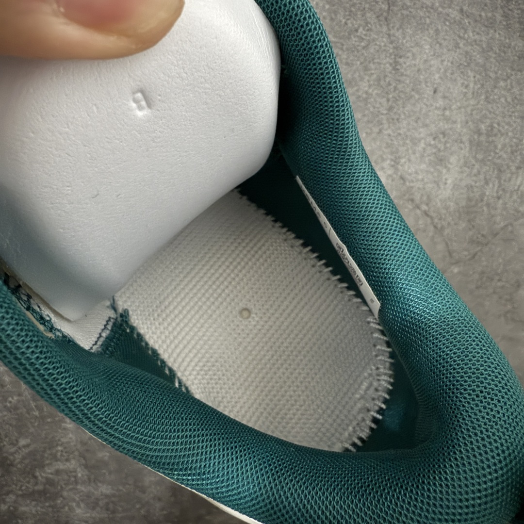 图片[8]-【OG纯原】KITH x ON 昂跑联名 Cloudswift K-Tech 1 系列 3MG10775560 低帮休闲跑步鞋 大厂出品 原版有1比1打造 配件齐全 外贸专供 尺码最大做到46码 市面最高还原度版本 打造最强品质 没有之一 全新开发的鞋面结构，用高透气网布拼了大面积的合成麂皮。这种材质碰撞脱离了普通跑鞋的塑料感，更有时装质感；搭载了On的CloudTec缓震科技和Helion超级泡棉，全新的Cloudswift鞋底结构，脚感和支撑性都拉满，外底还直接刻上了Kith的字母组合，彰显联名身份；翻开鞋底，是定制的Kith Monogram老花外底，既保留了On的专业感，又带点Kith标志性的精致灰调。 尺码：36 36.5 37.5 38 38.5 39 40 40.5 41 42 42.5 43 44 44.5 45 46-选品中心