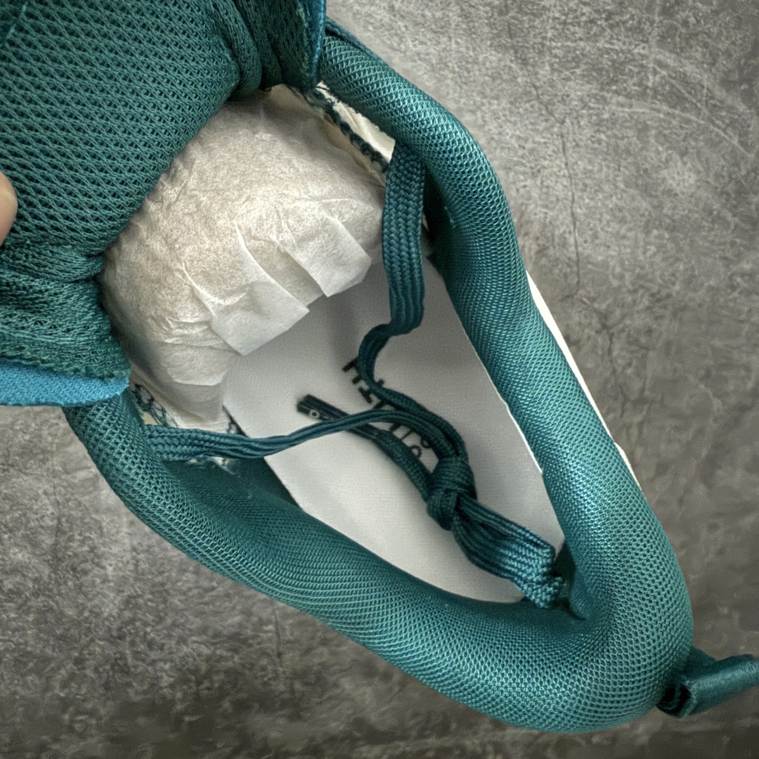 图片[7]-【OG纯原】KITH x ON 昂跑联名 Cloudswift K-Tech 1 系列 3MG10775560 低帮休闲跑步鞋 大厂出品 原版有1比1打造 配件齐全 外贸专供 尺码最大做到46码 市面最高还原度版本 打造最强品质 没有之一 全新开发的鞋面结构，用高透气网布拼了大面积的合成麂皮。这种材质碰撞脱离了普通跑鞋的塑料感，更有时装质感；搭载了On的CloudTec缓震科技和Helion超级泡棉，全新的Cloudswift鞋底结构，脚感和支撑性都拉满，外底还直接刻上了Kith的字母组合，彰显联名身份；翻开鞋底，是定制的Kith Monogram老花外底，既保留了On的专业感，又带点Kith标志性的精致灰调。 尺码：36 36.5 37.5 38 38.5 39 40 40.5 41 42 42.5 43 44 44.5 45 46-选品中心