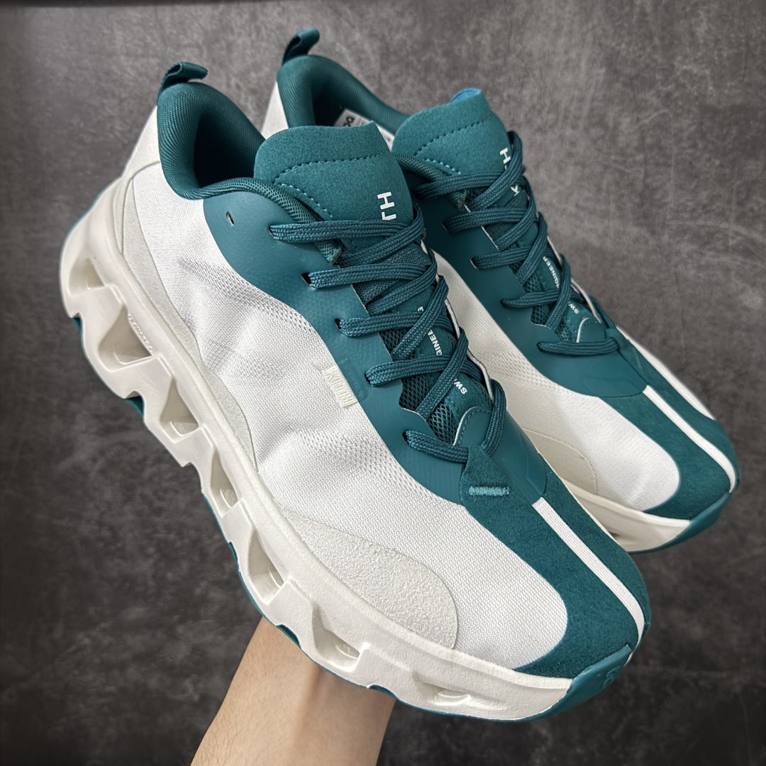 【OG纯原】KITH x ON 昂跑联名 Cloudswift K-Tech 1 系列 3MG10775560 低帮休闲跑步鞋 大厂出品 原版有1比1打造 配件齐全 外贸专供 尺码最大做到46码 市面最高还原度版本 打造最强品质 没有之一 全新开发的鞋面结构，用高透气网布拼了大面积的合成麂皮。这种材质碰撞脱离了普通跑鞋的塑料感，更有时装质感；搭载了On的CloudTec缓震科技和Helion超级泡棉，全新的Cloudswift鞋底结构，脚感和支撑性都拉满，外底还直接刻上了Kith的字母组合，彰显联名身份；翻开鞋底，是定制的Kith Monogram老花外底，既保留了On的专业感，又带点Kith标志性的精致灰调。 尺码：36 36.5 37.5 38 38.5 39 40 40.5 41 42 42.5 43 44 44.5 45 46-选品中心