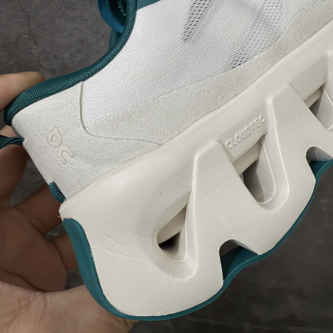 图片[3]-【OG纯原】KITH x ON 昂跑联名 Cloudswift K-Tech 1 系列 3MG10775560 低帮休闲跑步鞋 大厂出品 原版有1比1打造 配件齐全 外贸专供 尺码最大做到46码 市面最高还原度版本 打造最强品质 没有之一 全新开发的鞋面结构，用高透气网布拼了大面积的合成麂皮。这种材质碰撞脱离了普通跑鞋的塑料感，更有时装质感；搭载了On的CloudTec缓震科技和Helion超级泡棉，全新的Cloudswift鞋底结构，脚感和支撑性都拉满，外底还直接刻上了Kith的字母组合，彰显联名身份；翻开鞋底，是定制的Kith Monogram老花外底，既保留了On的专业感，又带点Kith标志性的精致灰调。 尺码：36 36.5 37.5 38 38.5 39 40 40.5 41 42 42.5 43 44 44.5 45 46-选品中心