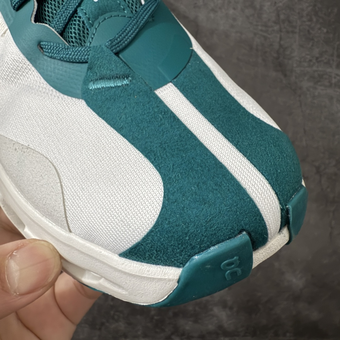 图片[5]-【OG纯原】KITH x ON 昂跑联名 Cloudswift K-Tech 1 系列 3MG10775560 低帮休闲跑步鞋 大厂出品 原版有1比1打造 配件齐全 外贸专供 尺码最大做到46码 市面最高还原度版本 打造最强品质 没有之一 全新开发的鞋面结构，用高透气网布拼了大面积的合成麂皮。这种材质碰撞脱离了普通跑鞋的塑料感，更有时装质感；搭载了On的CloudTec缓震科技和Helion超级泡棉，全新的Cloudswift鞋底结构，脚感和支撑性都拉满，外底还直接刻上了Kith的字母组合，彰显联名身份；翻开鞋底，是定制的Kith Monogram老花外底，既保留了On的专业感，又带点Kith标志性的精致灰调。 尺码：36 36.5 37.5 38 38.5 39 40 40.5 41 42 42.5 43 44 44.5 45 46-选品中心