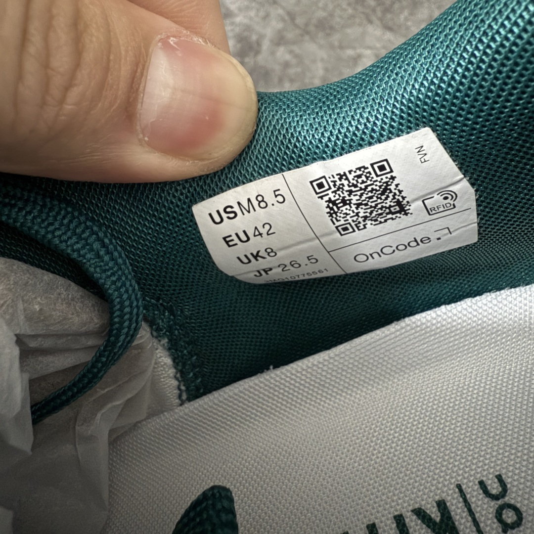 图片[9]-【OG纯原】KITH x ON 昂跑联名 Cloudswift K-Tech 1 系列 3MG10775560 低帮休闲跑步鞋 大厂出品 原版有1比1打造 配件齐全 外贸专供 尺码最大做到46码 市面最高还原度版本 打造最强品质 没有之一 全新开发的鞋面结构，用高透气网布拼了大面积的合成麂皮。这种材质碰撞脱离了普通跑鞋的塑料感，更有时装质感；搭载了On的CloudTec缓震科技和Helion超级泡棉，全新的Cloudswift鞋底结构，脚感和支撑性都拉满，外底还直接刻上了Kith的字母组合，彰显联名身份；翻开鞋底，是定制的Kith Monogram老花外底，既保留了On的专业感，又带点Kith标志性的精致灰调。 尺码：36 36.5 37.5 38 38.5 39 40 40.5 41 42 42.5 43 44 44.5 45 46-选品中心