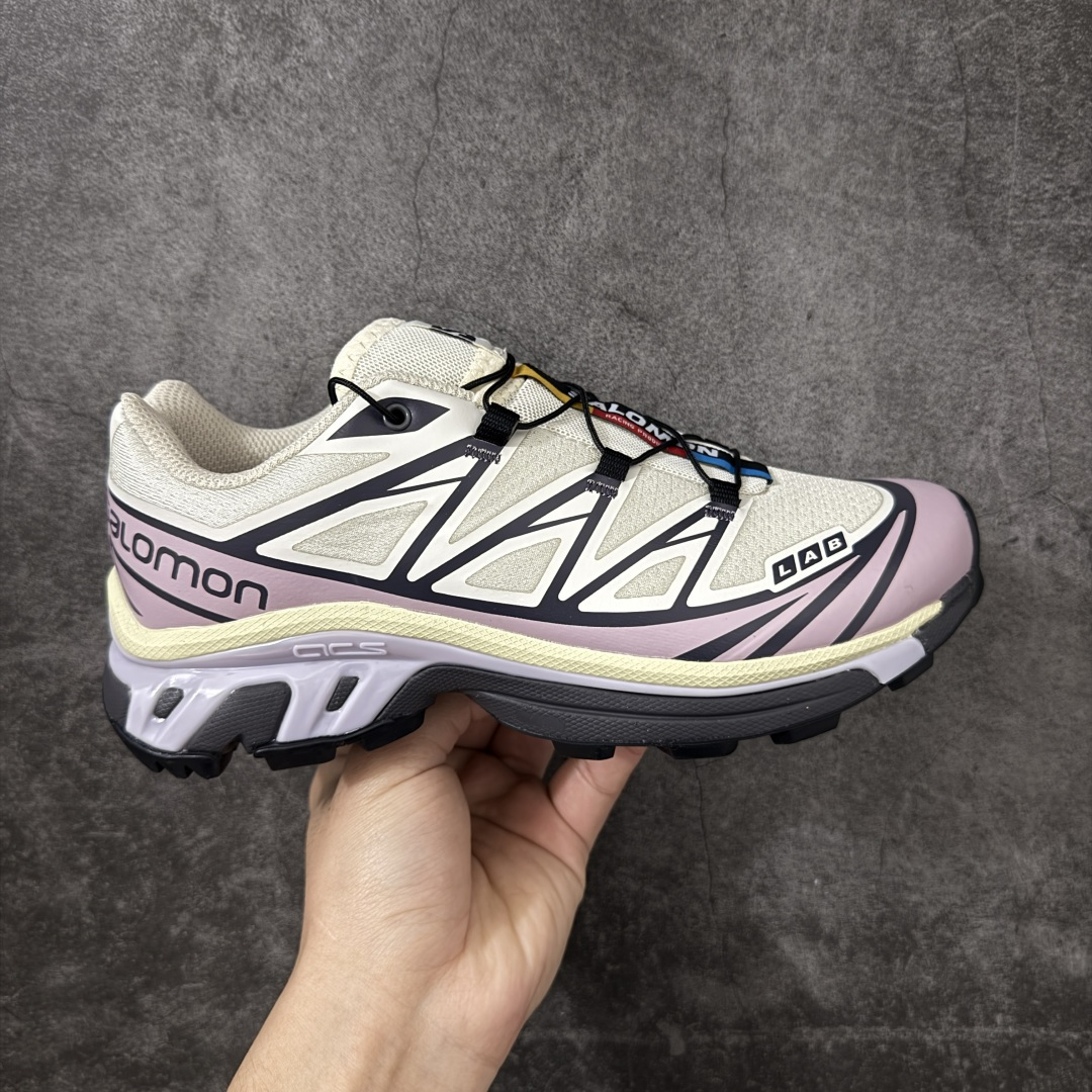 【巅峰升级版】 Salomon XT-6 新配色 477376 萨洛蒙复古潮流户外机能登山跑鞋 纯原外贸平台特供订单 耗时半年巨作 全套原纸板楦头开发 原厂特供网布配套加持 确保原汁原味 完美呈现版型 原档数据独家私模五层组合大底 原装Ortholite轻量化鞋垫 中底布带钢印编号 原厂TPU锁扣 进口港宝加持 后跟自然饱满 还原公司包裹性 鞋面以“锯齿”状的包裹系统呈现 在基色底之下加入了各种色点缀 将公司的最新技术和时尚前卫的造型融入耐用的长跑款式中 鞋面由 TPU 薄膜制成 并焊接在高耐磨网眼上 使其既时尚又坚固 由 ACS底盘支撑 可增强稳定性和支撑力 以及由橡胶凸耳 Contragrip外底覆盖的 EVA 缓冲中底 旨在应对崎岖的地形 鞋舌上的彩色Salomon 标签、Quicklace 系统以及鞋头、鞋舌和鞋跟上的附加品牌使细节更加完美 让穿着者可以轻松驾驭户外与通勤下的任何运动生活场景 无缝鞋身户外随意纵横 颜值与脚感兼备 出街通勤 绝对非常吸睛 你值得拥有 尺码：36 36.5 37.5 38 38.5 39 40 40.5 41 42 42.5 43 44 44.5 45-选品中心