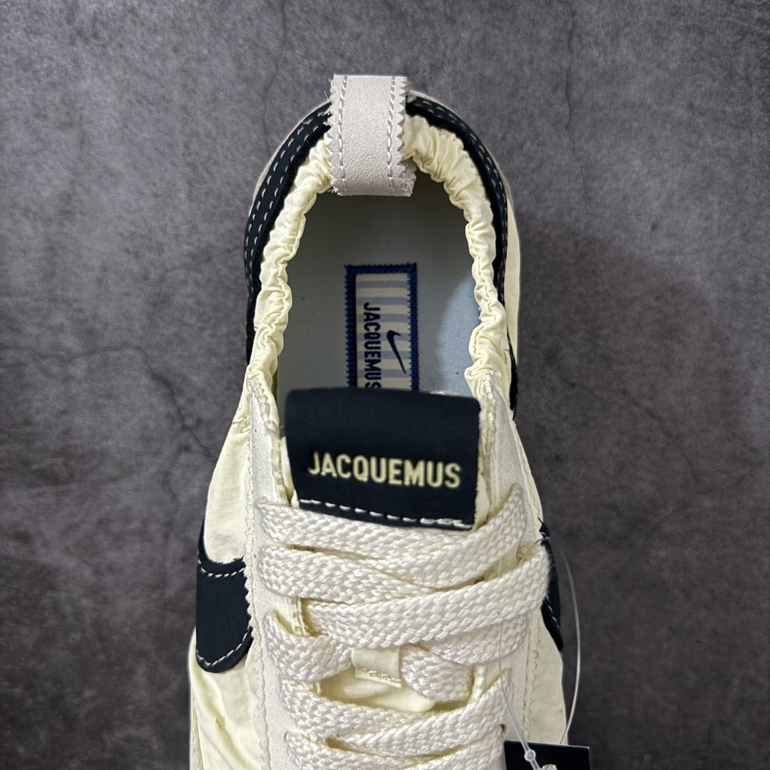 图片[8]-【纯原版】Jacquemus x Nike Jacumoon 舒适 低帮生活休闲鞋 粉白色 货号：HV8547-700 全新品质 细节升级 头层皮料 私模大底 配件齐全 目前市场最优品质 Nike和Jacquemus再度联手 鞋型高度还原了元年版的复古轮廓 细节点上在终于原味的基础上于鞋口处加入了松紧带设计 提升了穿脱的便捷性与贴合度 鞋身两侧是宽大的复古 Swoosh，而鞋舌上则点缀着专属的JACQUEMUS 标记，彰显联名 尺码：35-47.5全码出货-选品中心