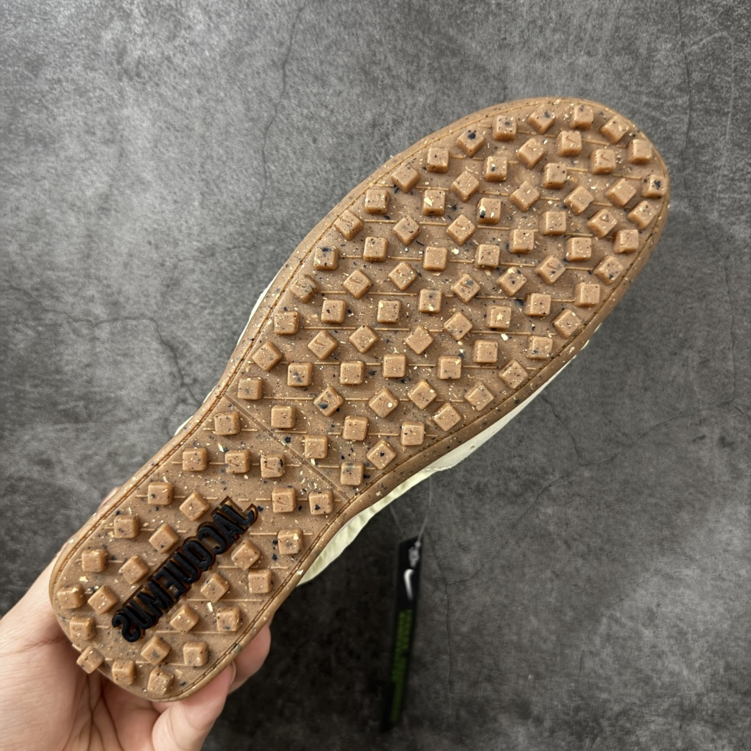 图片[9]-【纯原版】Jacquemus x Nike Jacumoon 舒适 低帮生活休闲鞋 粉白色 货号：HV8547-700 全新品质 细节升级 头层皮料 私模大底 配件齐全 目前市场最优品质 Nike和Jacquemus再度联手 鞋型高度还原了元年版的复古轮廓 细节点上在终于原味的基础上于鞋口处加入了松紧带设计 提升了穿脱的便捷性与贴合度 鞋身两侧是宽大的复古 Swoosh，而鞋舌上则点缀着专属的JACQUEMUS 标记，彰显联名 尺码：35-47.5全码出货-选品中心