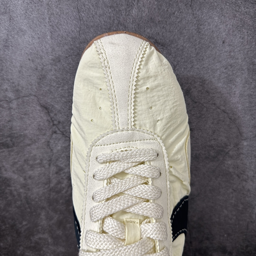 图片[5]-【纯原版】Jacquemus x Nike Jacumoon 舒适 低帮生活休闲鞋 粉白色 货号：HV8547-700 全新品质 细节升级 头层皮料 私模大底 配件齐全 目前市场最优品质 Nike和Jacquemus再度联手 鞋型高度还原了元年版的复古轮廓 细节点上在终于原味的基础上于鞋口处加入了松紧带设计 提升了穿脱的便捷性与贴合度 鞋身两侧是宽大的复古 Swoosh，而鞋舌上则点缀着专属的JACQUEMUS 标记，彰显联名 尺码：35-47.5全码出货-选品中心