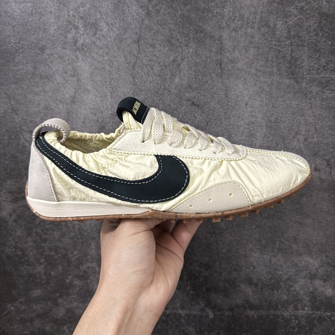 【纯原版】Jacquemus x Nike Jacumoon 舒适 低帮生活休闲鞋 粉白色 货号：HV8547-700 全新品质 细节升级 头层皮料 私模大底 配件齐全 目前市场最优品质 Nike和Jacquemus再度联手 鞋型高度还原了元年版的复古轮廓 细节点上在终于原味的基础上于鞋口处加入了松紧带设计 提升了穿脱的便捷性与贴合度 鞋身两侧是宽大的复古 Swoosh，而鞋舌上则点缀着专属的JACQUEMUS 标记，彰显联名 尺码：35-47.5全码出货-选品中心