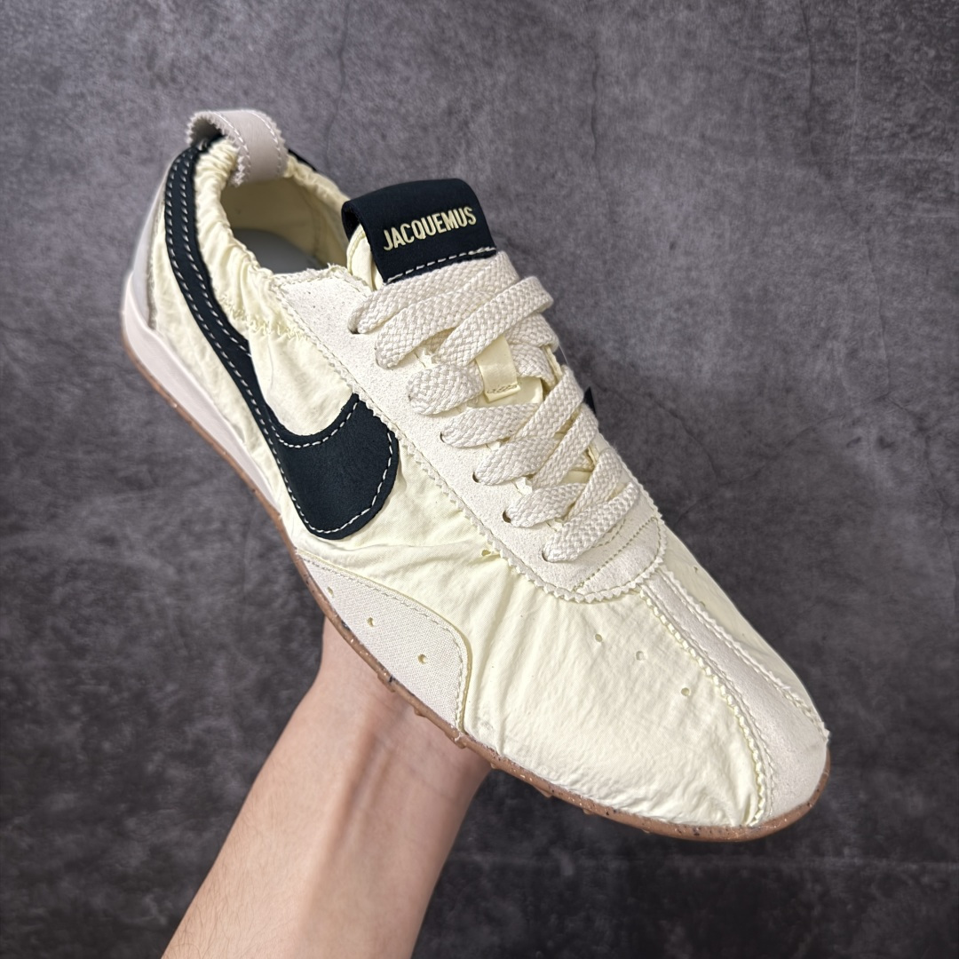 图片[3]-【纯原版】Jacquemus x Nike Jacumoon 舒适 低帮生活休闲鞋 粉白色 货号：HV8547-700 全新品质 细节升级 头层皮料 私模大底 配件齐全 目前市场最优品质 Nike和Jacquemus再度联手 鞋型高度还原了元年版的复古轮廓 细节点上在终于原味的基础上于鞋口处加入了松紧带设计 提升了穿脱的便捷性与贴合度 鞋身两侧是宽大的复古 Swoosh，而鞋舌上则点缀着专属的JACQUEMUS 标记，彰显联名 尺码：35-47.5全码出货-选品中心