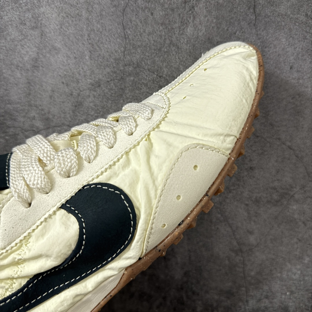 图片[6]-【纯原版】Jacquemus x Nike Jacumoon 舒适 低帮生活休闲鞋 粉白色 货号：HV8547-700 全新品质 细节升级 头层皮料 私模大底 配件齐全 目前市场最优品质 Nike和Jacquemus再度联手 鞋型高度还原了元年版的复古轮廓 细节点上在终于原味的基础上于鞋口处加入了松紧带设计 提升了穿脱的便捷性与贴合度 鞋身两侧是宽大的复古 Swoosh，而鞋舌上则点缀着专属的JACQUEMUS 标记，彰显联名 尺码：35-47.5全码出货-选品中心