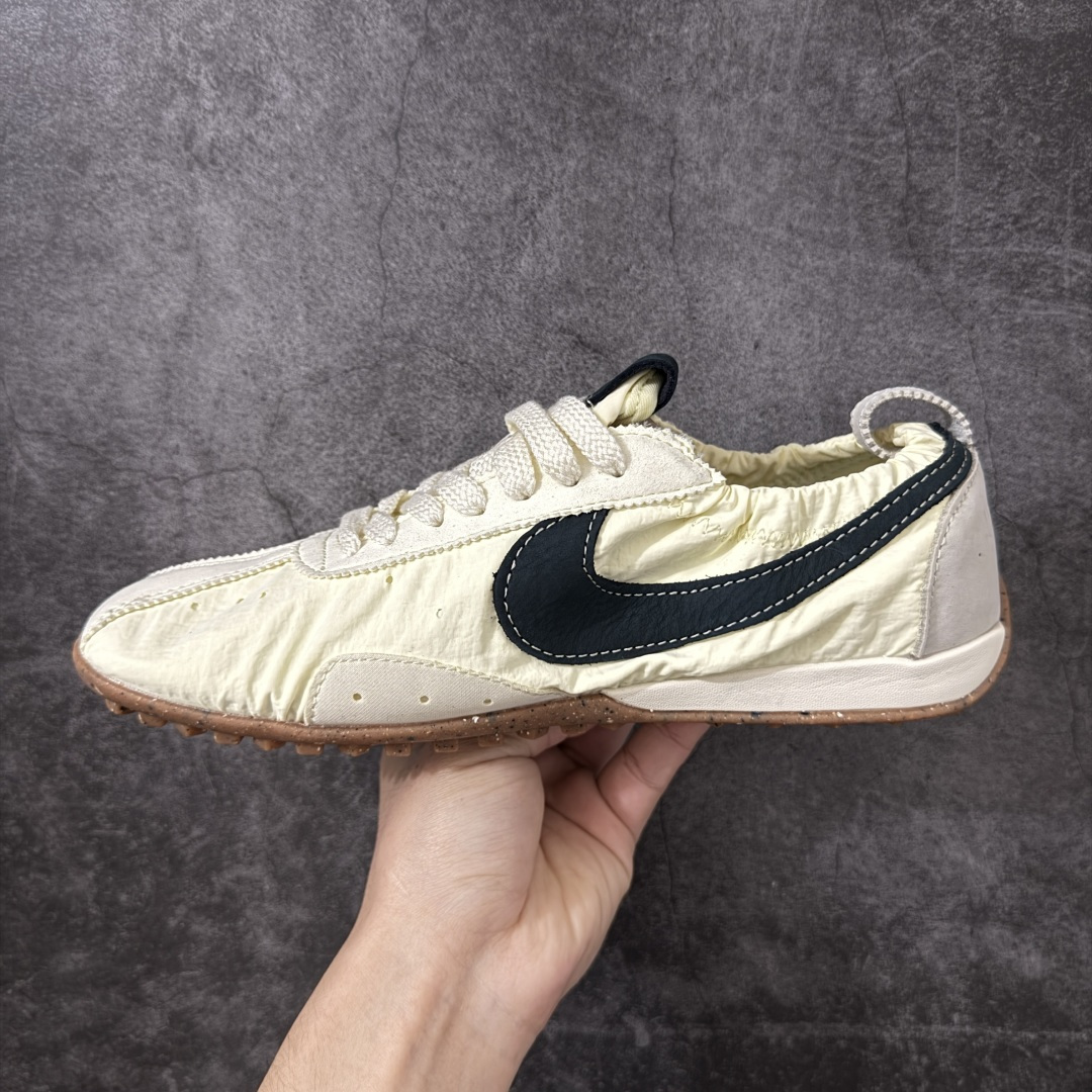 图片[2]-【纯原版】Jacquemus x Nike Jacumoon 舒适 低帮生活休闲鞋 粉白色 货号：HV8547-700 全新品质 细节升级 头层皮料 私模大底 配件齐全 目前市场最优品质 Nike和Jacquemus再度联手 鞋型高度还原了元年版的复古轮廓 细节点上在终于原味的基础上于鞋口处加入了松紧带设计 提升了穿脱的便捷性与贴合度 鞋身两侧是宽大的复古 Swoosh，而鞋舌上则点缀着专属的JACQUEMUS 标记，彰显联名 尺码：35-47.5全码出货-选品中心