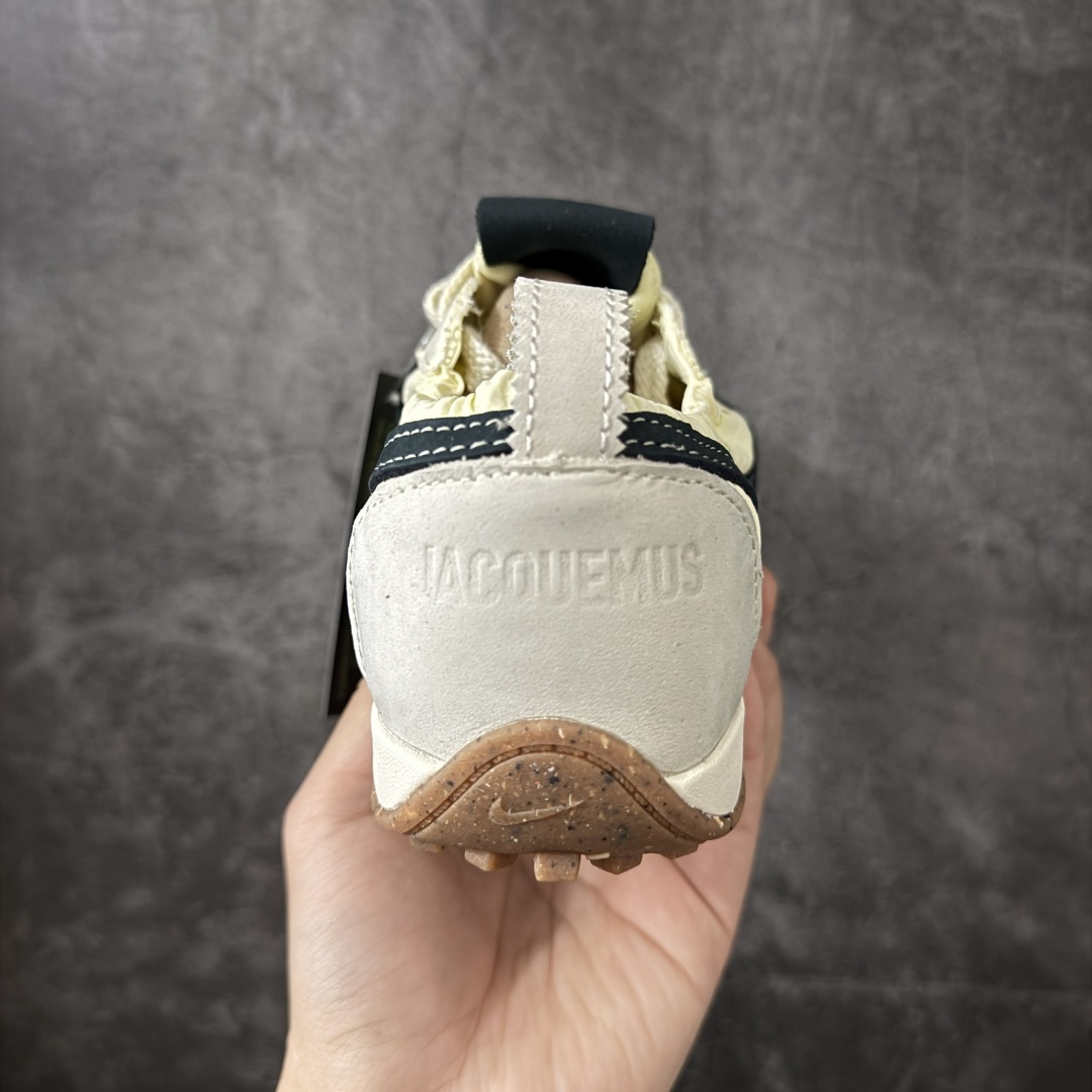 图片[4]-【纯原版】Jacquemus x Nike Jacumoon 舒适 低帮生活休闲鞋 粉白色 货号：HV8547-700 全新品质 细节升级 头层皮料 私模大底 配件齐全 目前市场最优品质 Nike和Jacquemus再度联手 鞋型高度还原了元年版的复古轮廓 细节点上在终于原味的基础上于鞋口处加入了松紧带设计 提升了穿脱的便捷性与贴合度 鞋身两侧是宽大的复古 Swoosh，而鞋舌上则点缀着专属的JACQUEMUS 标记，彰显联名 尺码：35-47.5全码出货-选品中心
