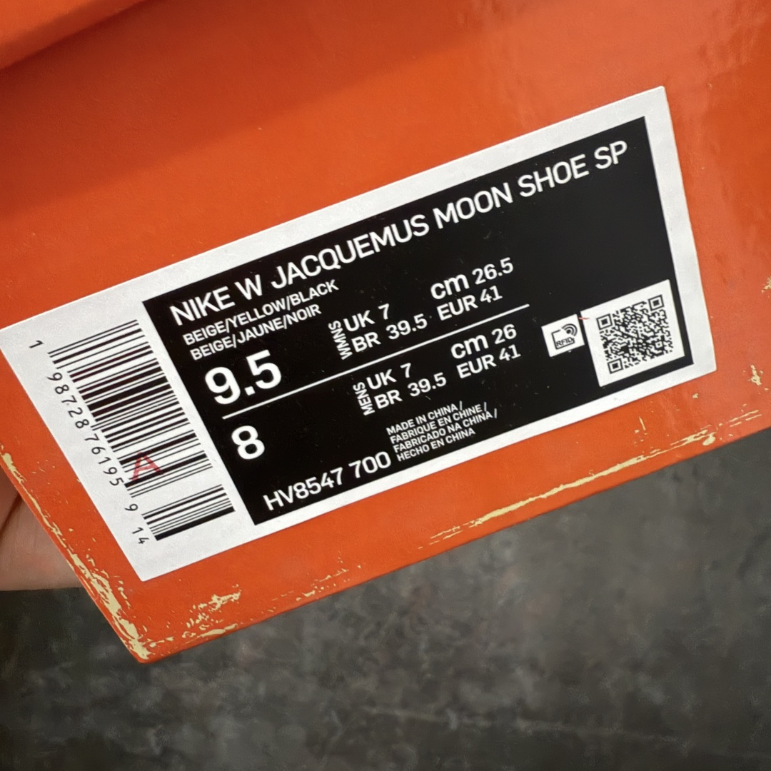 图片[12]-【纯原版】Jacquemus x Nike Jacumoon 舒适 低帮生活休闲鞋 粉白色 货号：HV8547-700 全新品质 细节升级 头层皮料 私模大底 配件齐全 目前市场最优品质 Nike和Jacquemus再度联手 鞋型高度还原了元年版的复古轮廓 细节点上在终于原味的基础上于鞋口处加入了松紧带设计 提升了穿脱的便捷性与贴合度 鞋身两侧是宽大的复古 Swoosh，而鞋舌上则点缀着专属的JACQUEMUS 标记，彰显联名 尺码：35-47.5全码出货-选品中心
