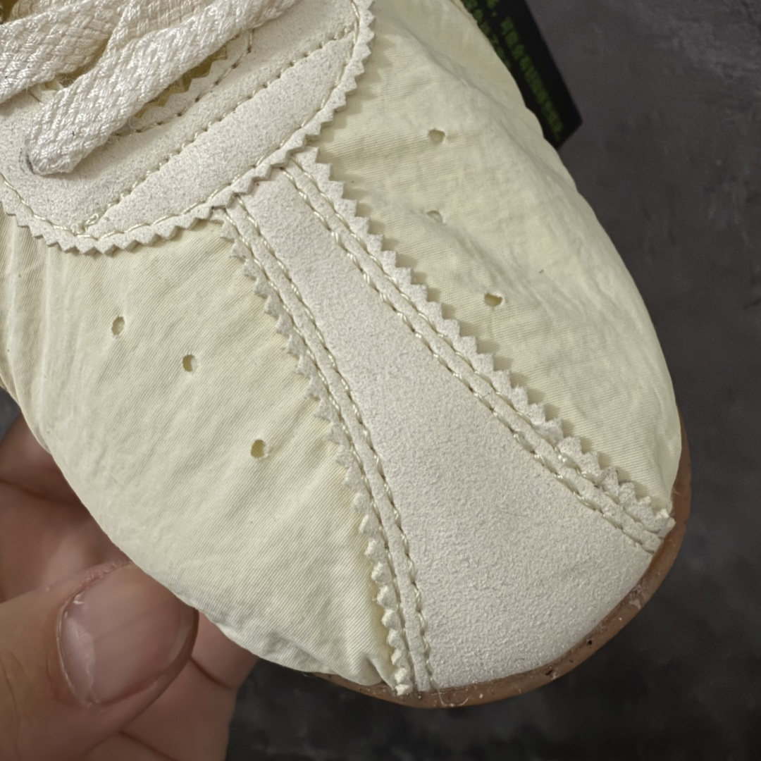 图片[6]-【纯原版】Jacquemus x Nike Jacumoon 舒适 低帮生活休闲鞋 粉白色 货号：HV8547-700 全新品质 细节升级 头层皮料 私模大底 配件齐全 目前市场最优品质 Nike和Jacquemus再度联手 鞋型高度还原了元年版的复古轮廓 细节点上在终于原味的基础上于鞋口处加入了松紧带设计 提升了穿脱的便捷性与贴合度 鞋身两侧是宽大的复古 Swoosh，而鞋舌上则点缀着专属的JACQUEMUS 标记，彰显联名 尺码：35-47.5全码出货-选品中心