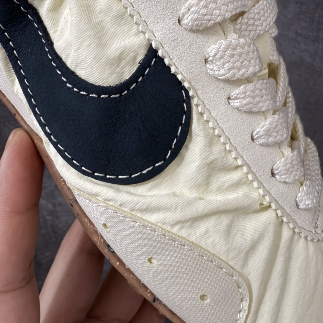 图片[5]-【纯原版】Jacquemus x Nike Jacumoon 舒适 低帮生活休闲鞋 粉白色 货号：HV8547-700 全新品质 细节升级 头层皮料 私模大底 配件齐全 目前市场最优品质 Nike和Jacquemus再度联手 鞋型高度还原了元年版的复古轮廓 细节点上在终于原味的基础上于鞋口处加入了松紧带设计 提升了穿脱的便捷性与贴合度 鞋身两侧是宽大的复古 Swoosh，而鞋舌上则点缀着专属的JACQUEMUS 标记，彰显联名 尺码：35-47.5全码出货-选品中心