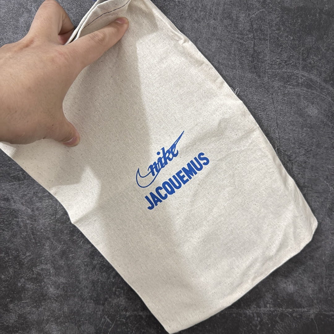 图片[11]-【纯原版】Jacquemus x Nike Jacumoon 舒适 低帮生活休闲鞋 粉白色 货号：HV8547-700 全新品质 细节升级 头层皮料 私模大底 配件齐全 目前市场最优品质 Nike和Jacquemus再度联手 鞋型高度还原了元年版的复古轮廓 细节点上在终于原味的基础上于鞋口处加入了松紧带设计 提升了穿脱的便捷性与贴合度 鞋身两侧是宽大的复古 Swoosh，而鞋舌上则点缀着专属的JACQUEMUS 标记，彰显联名 尺码：35-47.5全码出货-选品中心
