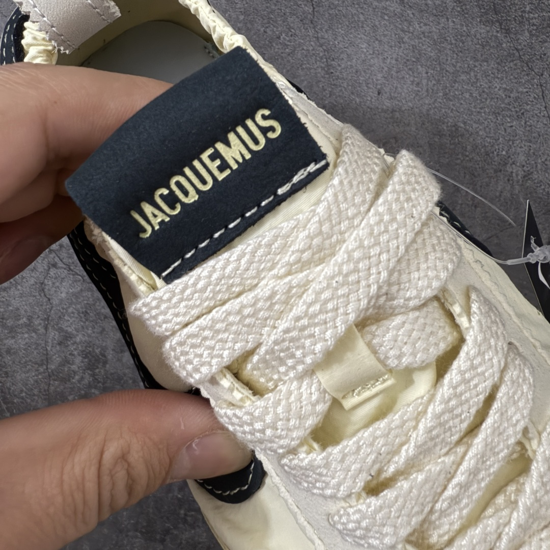图片[7]-【纯原版】Jacquemus x Nike Jacumoon 舒适 低帮生活休闲鞋 粉白色 货号：HV8547-700 全新品质 细节升级 头层皮料 私模大底 配件齐全 目前市场最优品质 Nike和Jacquemus再度联手 鞋型高度还原了元年版的复古轮廓 细节点上在终于原味的基础上于鞋口处加入了松紧带设计 提升了穿脱的便捷性与贴合度 鞋身两侧是宽大的复古 Swoosh，而鞋舌上则点缀着专属的JACQUEMUS 标记，彰显联名 尺码：35-47.5全码出货-选品中心