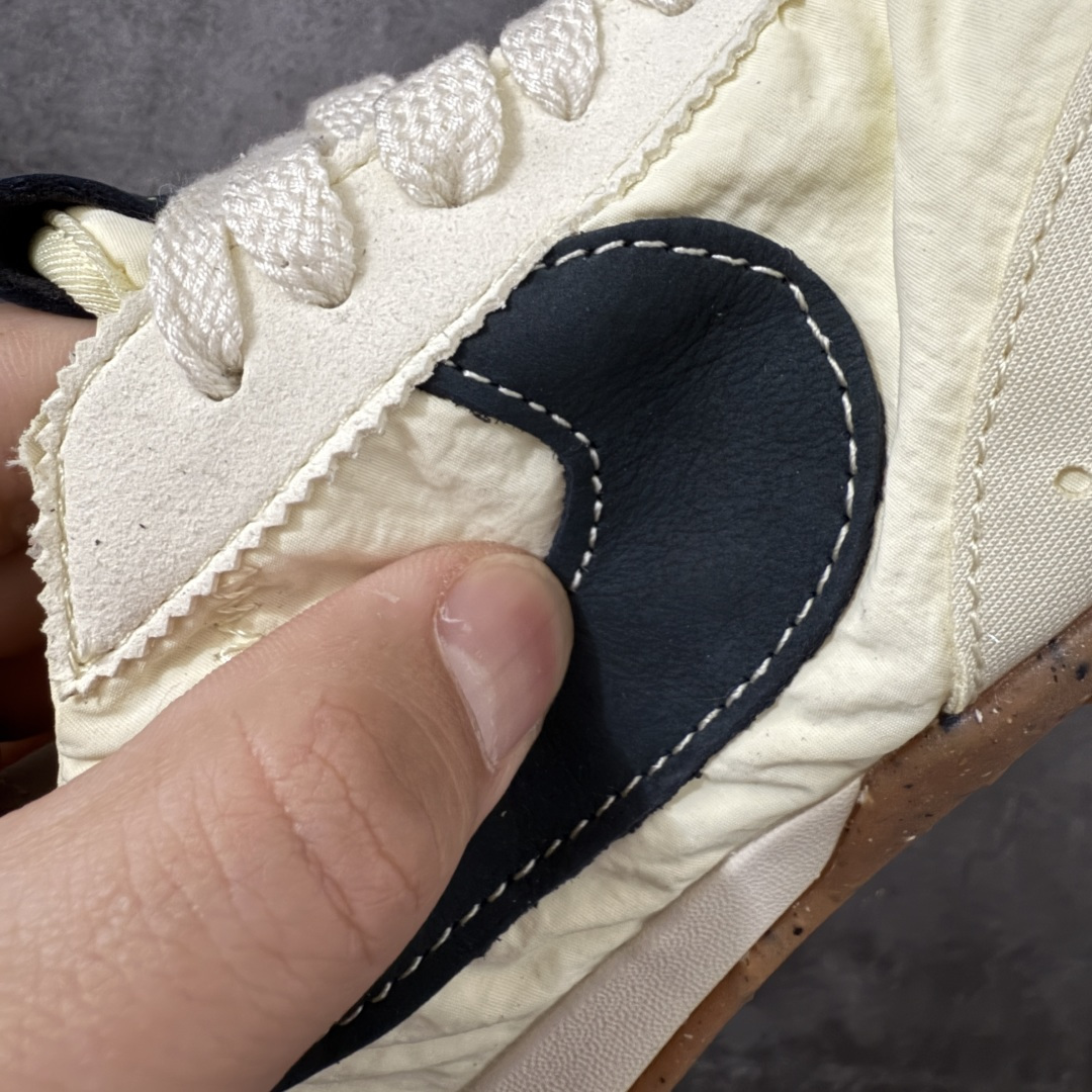 图片[4]-【纯原版】Jacquemus x Nike Jacumoon 舒适 低帮生活休闲鞋 粉白色 货号：HV8547-700 全新品质 细节升级 头层皮料 私模大底 配件齐全 目前市场最优品质 Nike和Jacquemus再度联手 鞋型高度还原了元年版的复古轮廓 细节点上在终于原味的基础上于鞋口处加入了松紧带设计 提升了穿脱的便捷性与贴合度 鞋身两侧是宽大的复古 Swoosh，而鞋舌上则点缀着专属的JACQUEMUS 标记，彰显联名 尺码：35-47.5全码出货-选品中心