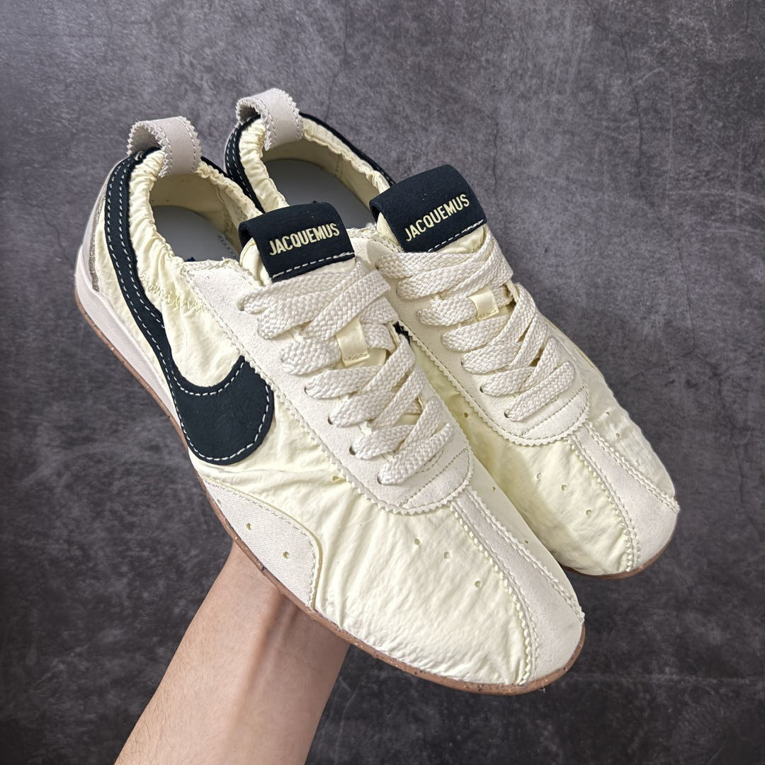 【纯原版】Jacquemus x Nike Jacumoon 舒适 低帮生活休闲鞋 粉白色 货号：HV8547-700 全新品质 细节升级 头层皮料 私模大底 配件齐全 目前市场最优品质 Nike和Jacquemus再度联手 鞋型高度还原了元年版的复古轮廓 细节点上在终于原味的基础上于鞋口处加入了松紧带设计 提升了穿脱的便捷性与贴合度 鞋身两侧是宽大的复古 Swoosh，而鞋舌上则点缀着专属的JACQUEMUS 标记，彰显联名 尺码：35-47.5全码出货-选品中心