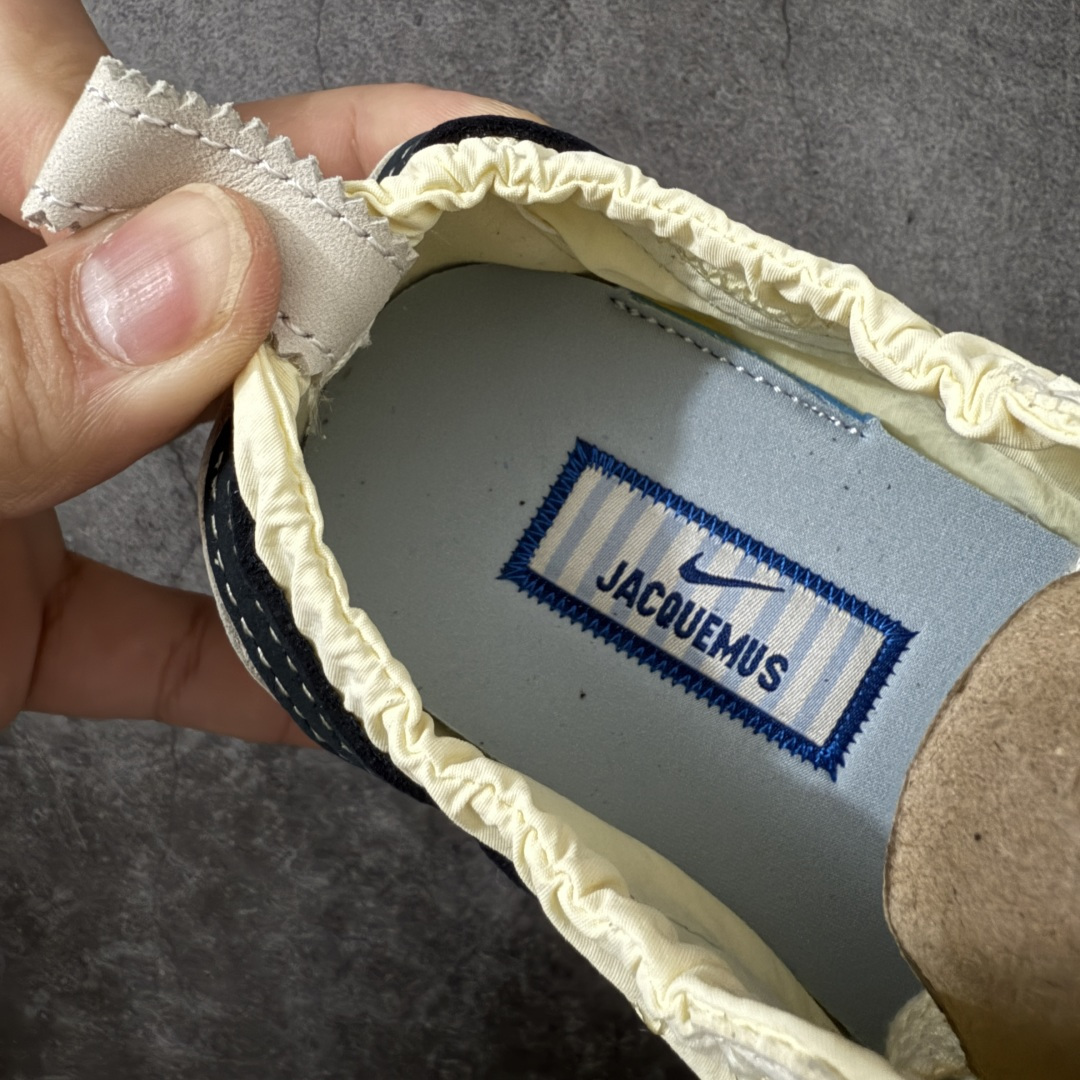 图片[8]-【纯原版】Jacquemus x Nike Jacumoon 舒适 低帮生活休闲鞋 粉白色 货号：HV8547-700 全新品质 细节升级 头层皮料 私模大底 配件齐全 目前市场最优品质 Nike和Jacquemus再度联手 鞋型高度还原了元年版的复古轮廓 细节点上在终于原味的基础上于鞋口处加入了松紧带设计 提升了穿脱的便捷性与贴合度 鞋身两侧是宽大的复古 Swoosh，而鞋舌上则点缀着专属的JACQUEMUS 标记，彰显联名 尺码：35-47.5全码出货-选品中心