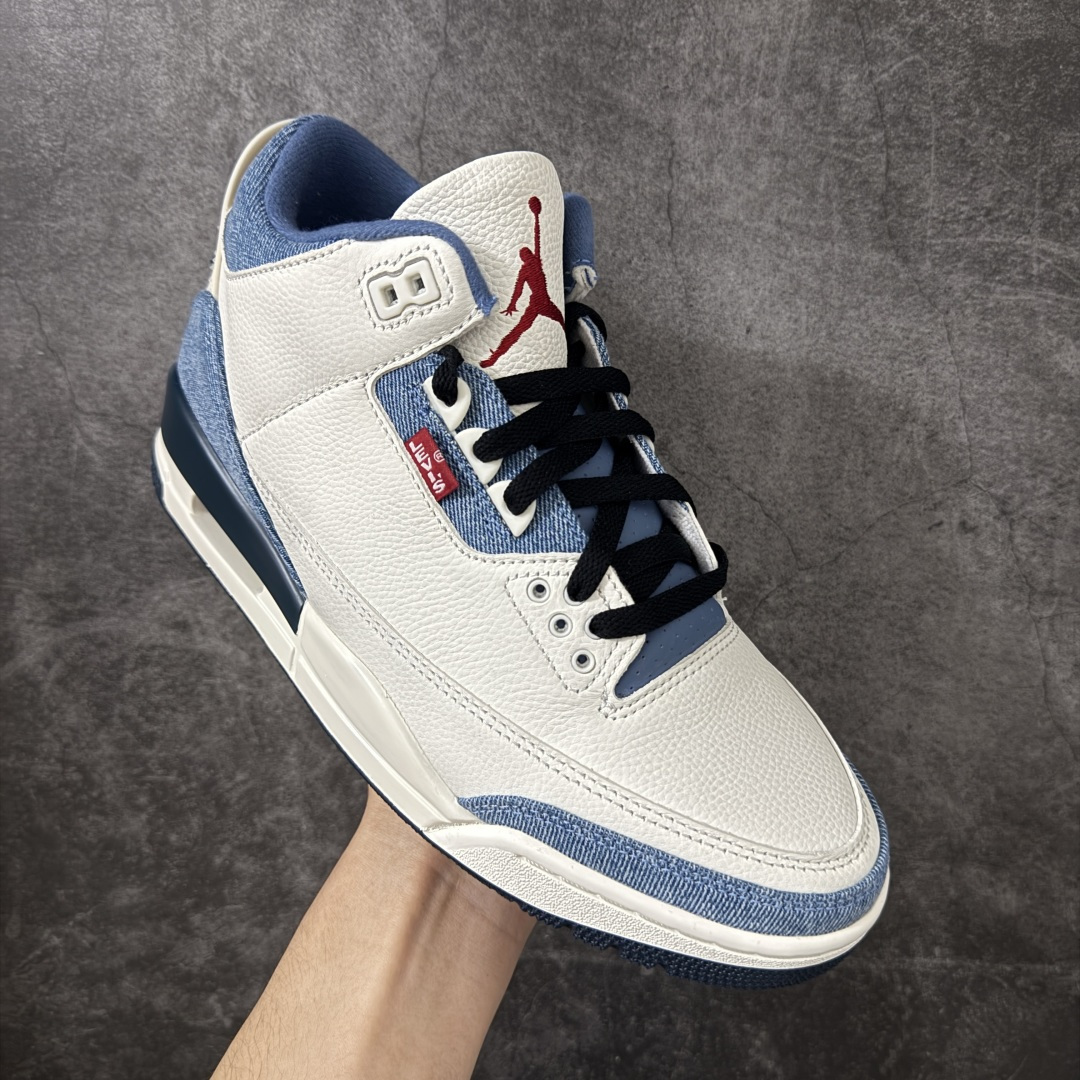 图片[3]-【XP纯原】Air Jordan aj3 Retro Levi\’s All-Star 联名系列篮球鞋，李维斯牛仔白蓝 IR0912-400，丹宁牛仔布 + 荔枝纹皮革拼接 Levi\’s x Air Jordan 3 \”All-star\” 李维斯 全明星限定 白蓝 AJ3 乔丹3代 aj3 乔3 丹宁白蓝 男女同款 乔丹篮球鞋系列 鞋系列鞋款在延续Air Jordtan 3经典轮廓的基础上，巧妙融入Levi\’s标志性的丹宁工艺与细节，营造出兼具复古质感与街头风格的独特气质；鞋款摒弃了标志性的大象纹设计，鞋头、鞋跟与鞋带孔处，将质感细腻的白色光面皮革与柔软的蓝色丹宁布拼接相融，冷暖撞色既营造出简约利落的视觉美感，又悄然致敬了李维斯经典的工装基因。鞋舌处Jtumpman Logo采用红色点缀，添上一抹亮眼的点睛之笔，鞋跟处的蓝色Nike Air标识，则让鞋款与乔丹品牌的经典历史一脉相承；鞋侧饰有红色Levi\’s标签，彰显联名身份。最后以白蓝双色中底搭配蓝红橡胶外底及Nike字样完善整体设计收尾。 尺码：40 40.5 41 42 42.5 43 44 44.5 45 45.5 46 47.5 48.5-选品中心