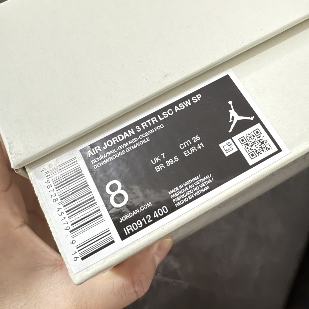 图片[10]-【XP纯原】Air Jordan aj3 Retro Levi\’s All-Star 联名系列篮球鞋，李维斯牛仔白蓝 IR0912-400，丹宁牛仔布 + 荔枝纹皮革拼接 Levi\’s x Air Jordan 3 \”All-star\” 李维斯 全明星限定 白蓝 AJ3 乔丹3代 aj3 乔3 丹宁白蓝 男女同款 乔丹篮球鞋系列 鞋系列鞋款在延续Air Jordtan 3经典轮廓的基础上，巧妙融入Levi\’s标志性的丹宁工艺与细节，营造出兼具复古质感与街头风格的独特气质；鞋款摒弃了标志性的大象纹设计，鞋头、鞋跟与鞋带孔处，将质感细腻的白色光面皮革与柔软的蓝色丹宁布拼接相融，冷暖撞色既营造出简约利落的视觉美感，又悄然致敬了李维斯经典的工装基因。鞋舌处Jtumpman Logo采用红色点缀，添上一抹亮眼的点睛之笔，鞋跟处的蓝色Nike Air标识，则让鞋款与乔丹品牌的经典历史一脉相承；鞋侧饰有红色Levi\’s标签，彰显联名身份。最后以白蓝双色中底搭配蓝红橡胶外底及Nike字样完善整体设计收尾。 尺码：40 40.5 41 42 42.5 43 44 44.5 45 45.5 46 47.5 48.5-选品中心