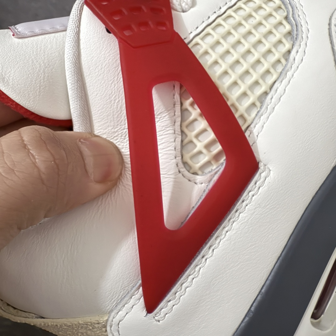 图片[4]-【莞顶LS版】Nigel Sylvester x Jordan Air Jordan AJ4 联名白砖红 IQ8055-100 圈内高端零售标杆 独家外贸特供 耗时半年巨作 全套原纸板楦头开发 原厂特供皮料加持 确保原汁原味 完美呈现四代版型 一比一鞋头弧度高度鞋身弧度 数据细节工艺流程均保持原鞋一致 原厂TPU网格鞋带扣 正确内里网布 菱角分明不变形无多余毛边 柔软性质感一致于原鞋 市场唯一原厂鞋扣模具 背面可见隐藏注塑口 原厂织唛标 原厂飞人电绣工艺 尾指中部跳三针 独家绑鞋带手法 印刷中底布 四线拉帮 米色美纹纸贴合固定 进口港宝加持 后跟自然饱满 全鞋荧光划线卡点 追求极致完美 每一双都是工艺品 多重QC质检 超越公司货的品控标准 实实在在的免检产品 尺码：40.5 41 42 42.5 43 44 44.5 45 45.5 46 47.5 48.5-选品中心