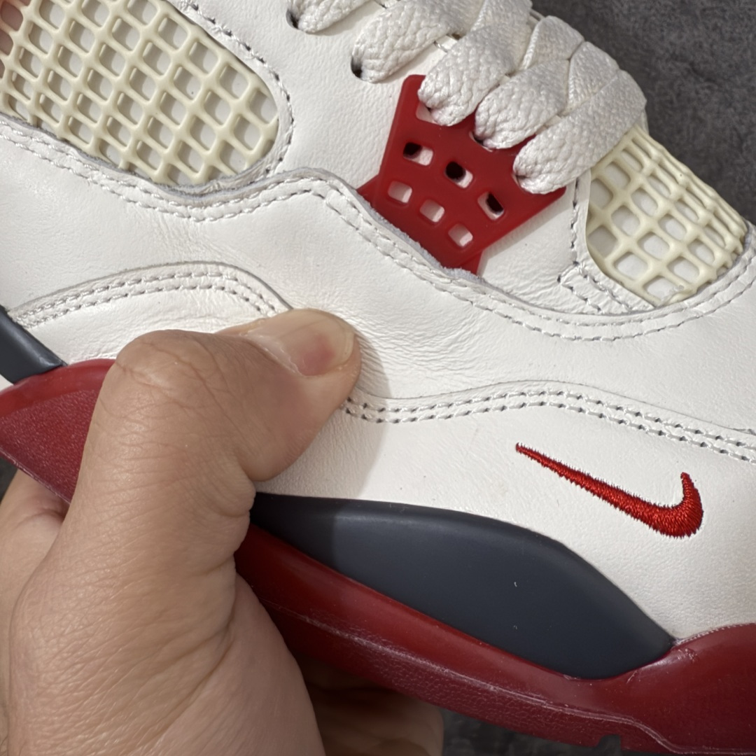 图片[5]-【莞顶LS版】Nigel Sylvester x Jordan Air Jordan AJ4 联名白砖红 IQ8055-100 圈内高端零售标杆 独家外贸特供 耗时半年巨作 全套原纸板楦头开发 原厂特供皮料加持 确保原汁原味 完美呈现四代版型 一比一鞋头弧度高度鞋身弧度 数据细节工艺流程均保持原鞋一致 原厂TPU网格鞋带扣 正确内里网布 菱角分明不变形无多余毛边 柔软性质感一致于原鞋 市场唯一原厂鞋扣模具 背面可见隐藏注塑口 原厂织唛标 原厂飞人电绣工艺 尾指中部跳三针 独家绑鞋带手法 印刷中底布 四线拉帮 米色美纹纸贴合固定 进口港宝加持 后跟自然饱满 全鞋荧光划线卡点 追求极致完美 每一双都是工艺品 多重QC质检 超越公司货的品控标准 实实在在的免检产品 尺码：40.5 41 42 42.5 43 44 44.5 45 45.5 46 47.5 48.5-选品中心