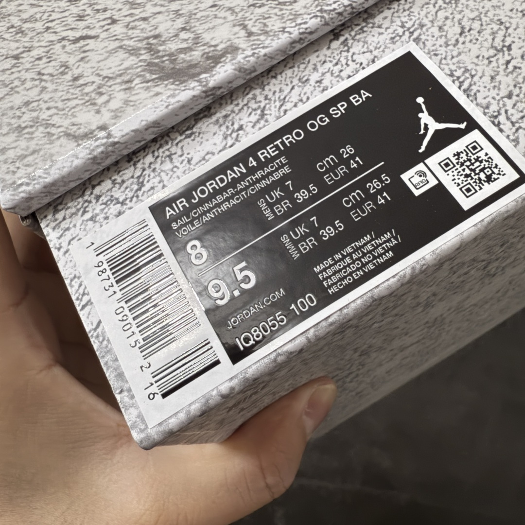 图片[13]-【莞顶LS版】Nigel Sylvester x Jordan Air Jordan AJ4 联名白砖红 IQ8055-100 圈内高端零售标杆 独家外贸特供 耗时半年巨作 全套原纸板楦头开发 原厂特供皮料加持 确保原汁原味 完美呈现四代版型 一比一鞋头弧度高度鞋身弧度 数据细节工艺流程均保持原鞋一致 原厂TPU网格鞋带扣 正确内里网布 菱角分明不变形无多余毛边 柔软性质感一致于原鞋 市场唯一原厂鞋扣模具 背面可见隐藏注塑口 原厂织唛标 原厂飞人电绣工艺 尾指中部跳三针 独家绑鞋带手法 印刷中底布 四线拉帮 米色美纹纸贴合固定 进口港宝加持 后跟自然饱满 全鞋荧光划线卡点 追求极致完美 每一双都是工艺品 多重QC质检 超越公司货的品控标准 实实在在的免检产品 尺码：40.5 41 42 42.5 43 44 44.5 45 45.5 46 47.5 48.5-选品中心