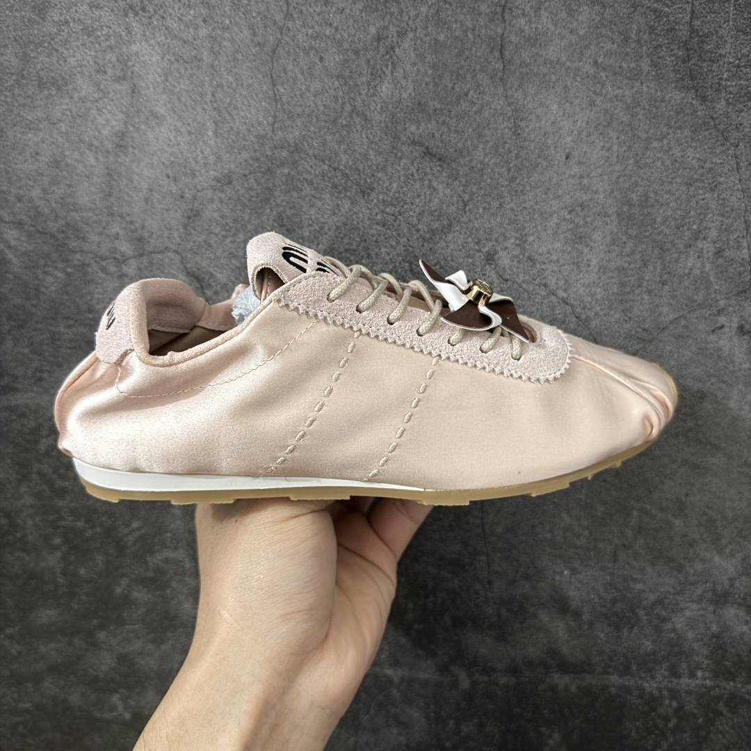【顶级版本】26新春Miu Miu Plume 缎面羽毛缎布芭蕾运动鞋 全套全套原楦原纸板原厂数据开发 采用高定缎面材质，自带柔和的珠光光泽 后跟和鞋舌处印有Miu Miu的丝网徽标，低调又有辨识度，和整体柔美风格适配度很高搭配同色系的扁平缎面鞋带 整体是典型的“Miu系甜酷风”，既能搭配芭蕾风的半身裙、堆堆袜，也能和牛仔裤、运动裤组合，轻松驾驭温柔和休闲两种风格，是自带少女氛围感的百搭款 尺码：35-39-选品中心