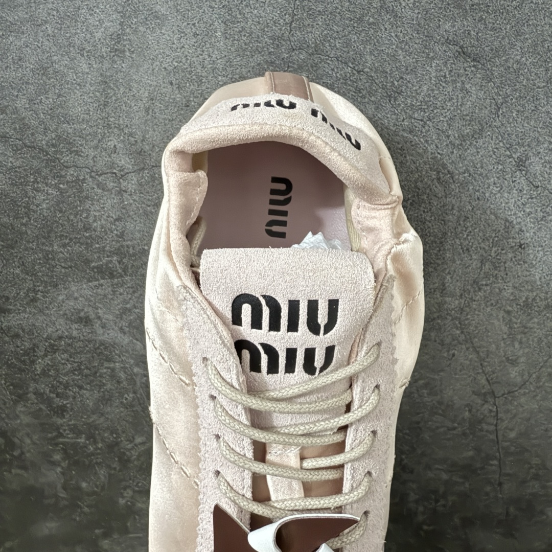 图片[8]-【顶级版本】26新春Miu Miu Plume 缎面羽毛缎布芭蕾运动鞋 全套全套原楦原纸板原厂数据开发 采用高定缎面材质，自带柔和的珠光光泽 后跟和鞋舌处印有Miu Miu的丝网徽标，低调又有辨识度，和整体柔美风格适配度很高搭配同色系的扁平缎面鞋带 整体是典型的“Miu系甜酷风”，既能搭配芭蕾风的半身裙、堆堆袜，也能和牛仔裤、运动裤组合，轻松驾驭温柔和休闲两种风格，是自带少女氛围感的百搭款 尺码：35-39-选品中心