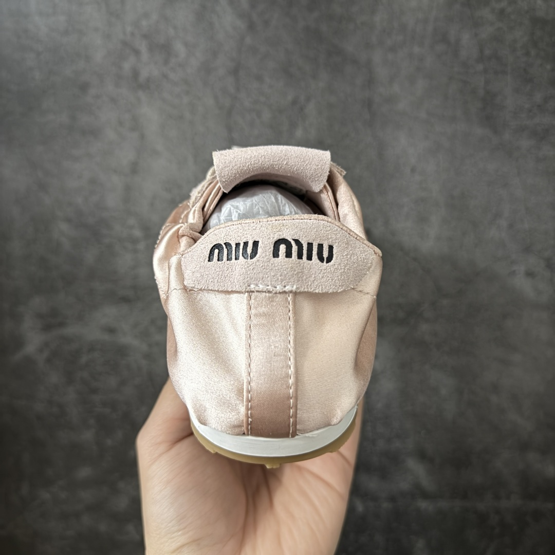 图片[4]-【顶级版本】26新春Miu Miu Plume 缎面羽毛缎布芭蕾运动鞋 全套全套原楦原纸板原厂数据开发 采用高定缎面材质，自带柔和的珠光光泽 后跟和鞋舌处印有Miu Miu的丝网徽标，低调又有辨识度，和整体柔美风格适配度很高搭配同色系的扁平缎面鞋带 整体是典型的“Miu系甜酷风”，既能搭配芭蕾风的半身裙、堆堆袜，也能和牛仔裤、运动裤组合，轻松驾驭温柔和休闲两种风格，是自带少女氛围感的百搭款 尺码：35-39-选品中心